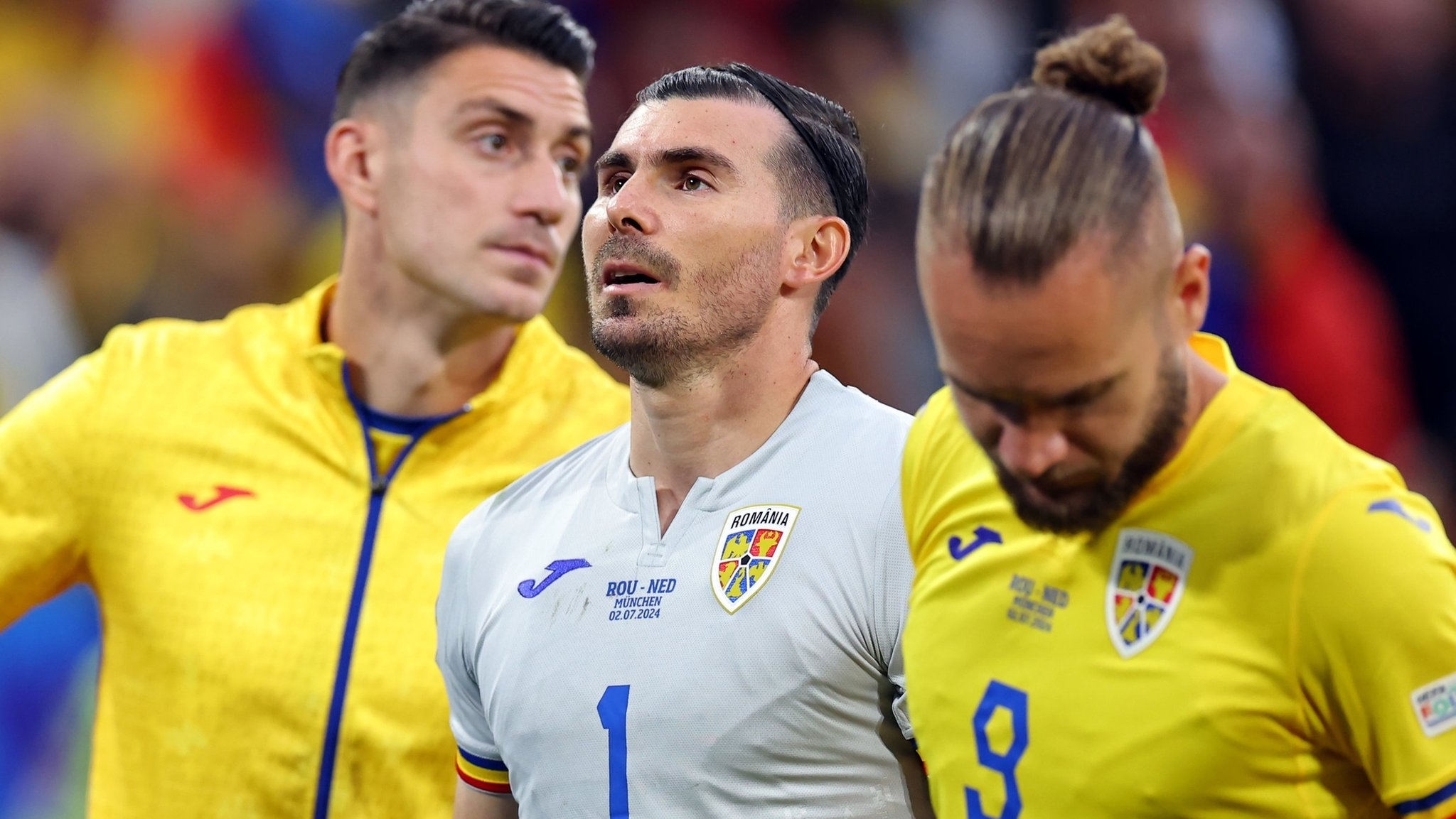 Torhüter Florin Nita (M) steht nach dem Spiel vor den Fans.