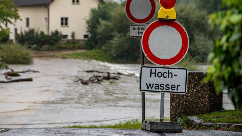 Ein Schild warnt vor dem Hochwasser des Flusses Regen in Cham | Bild: dpa-Bildfunk/Armin Weigel Ein Schild warnt vor dem Hochwasser des Flusses Regen in Cham