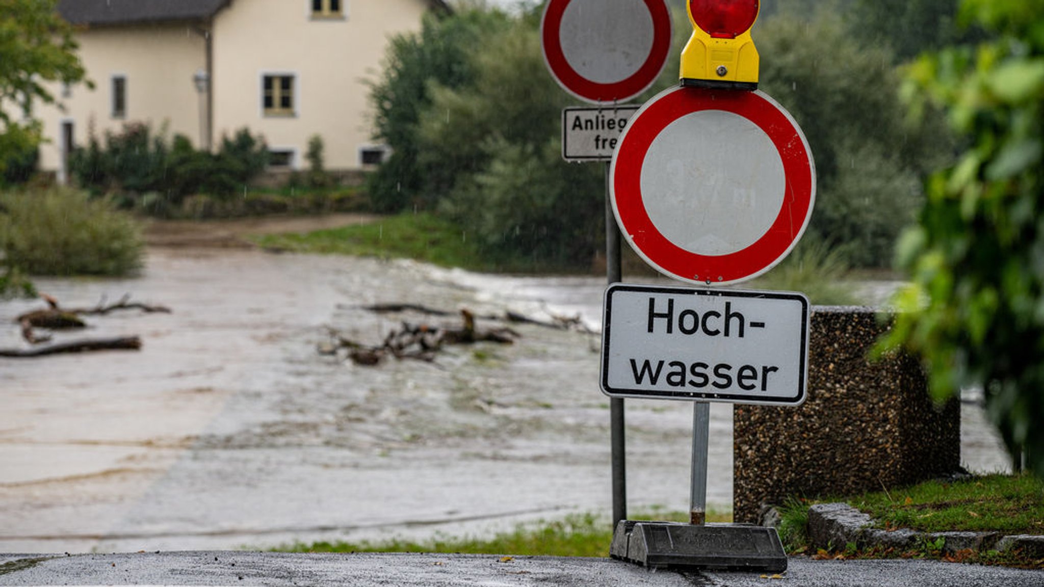 Ein Schild warnt vor dem Hochwasser des Flusses Regen in Cham