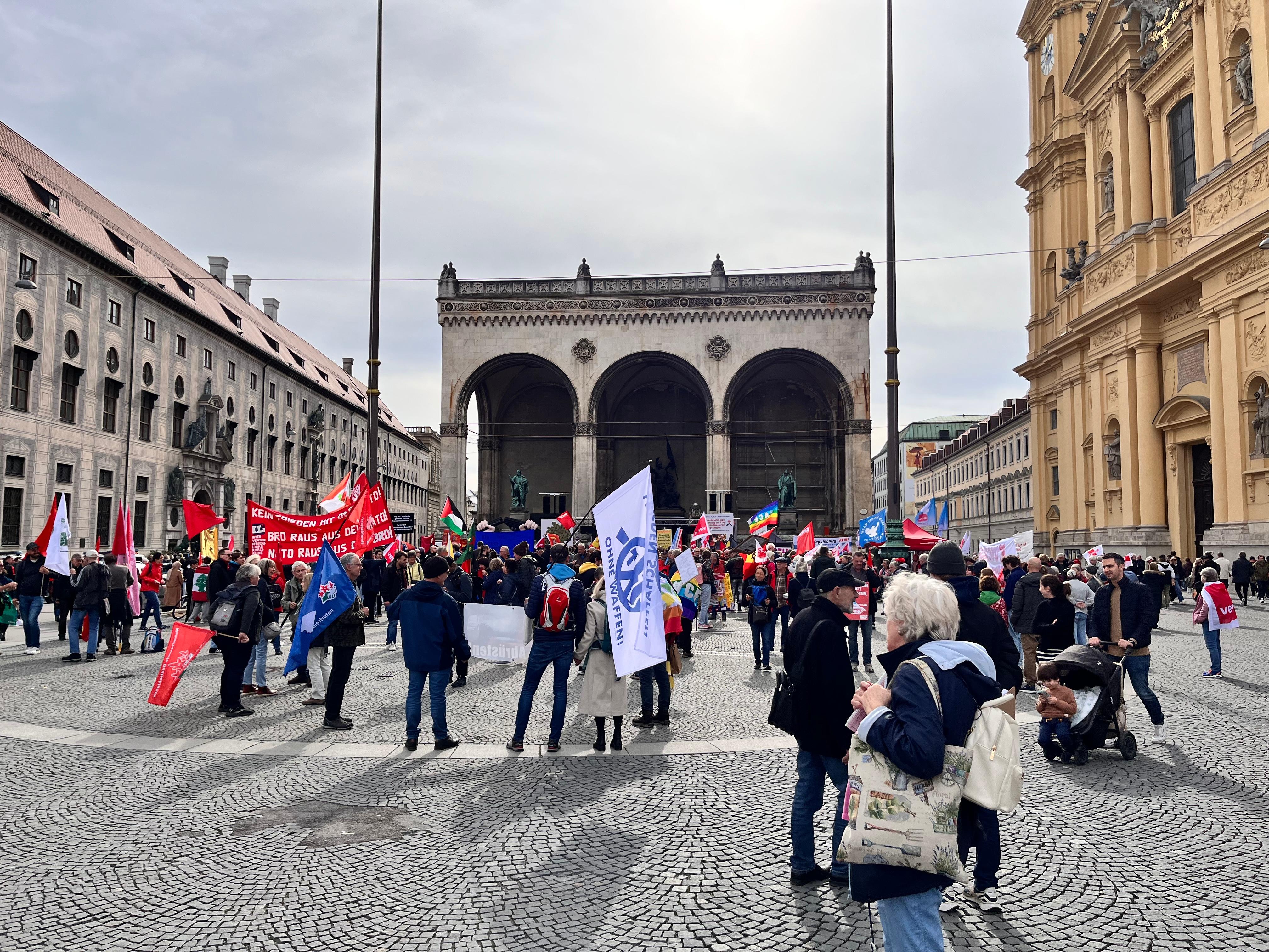 Gegen 14 Uhr sammeln sich erste Demonstranten am Münchner Odeonsplatz