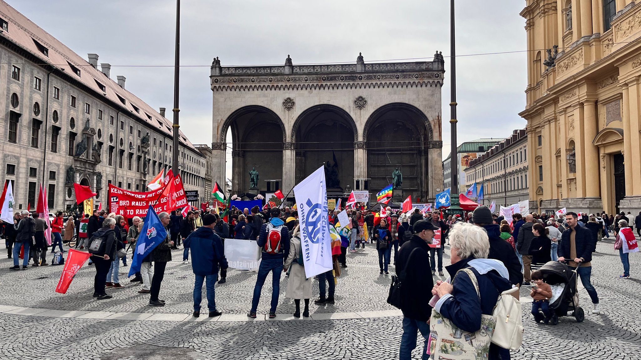 Gegen 14 Uhr sammeln sich erste Demonstranten am Münchner Odeonsplatz