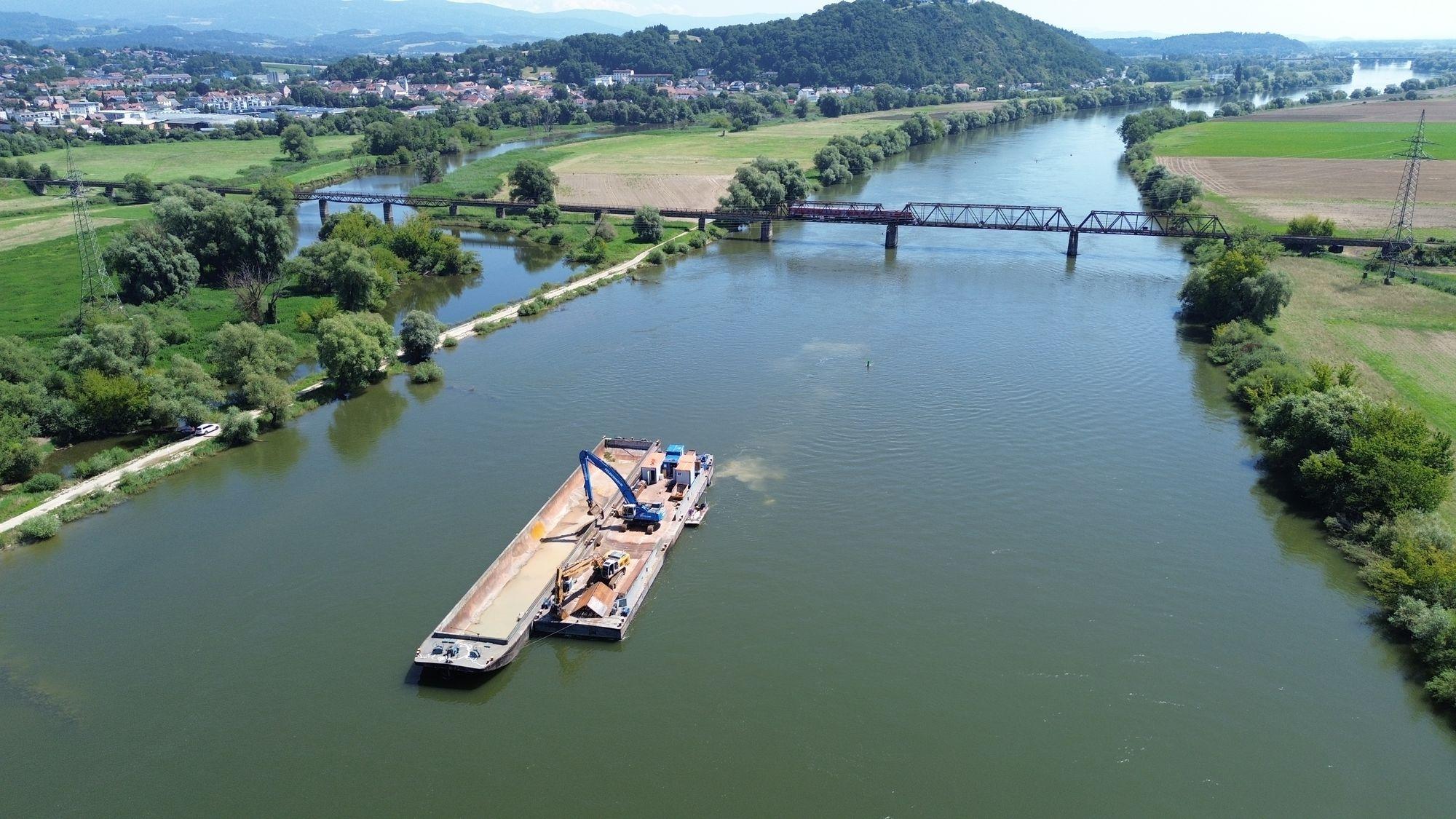 Der Kampfmittelräumdienst sucht mit einem speziellen Schiff einen drei Kilometer langen Donauabschnitt im Umfeld der Eisenbahnbrücke bei Bogen ab
