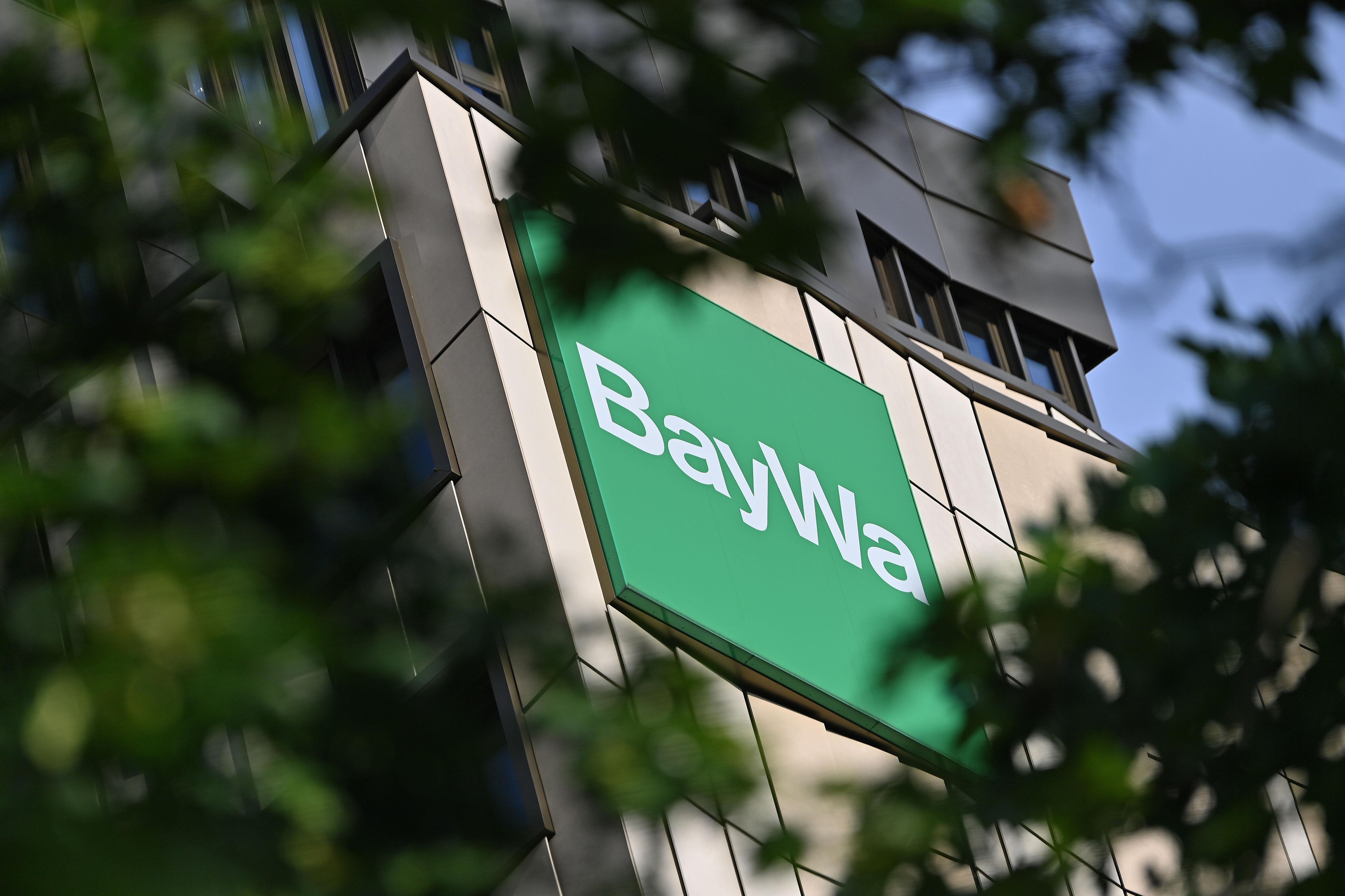 Das Logo der BayWa-Zentrale hinter Laubblättern