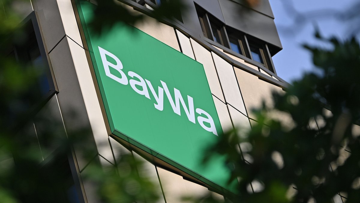 Das Logo der BayWa-Zentrale hinter Laubblättern