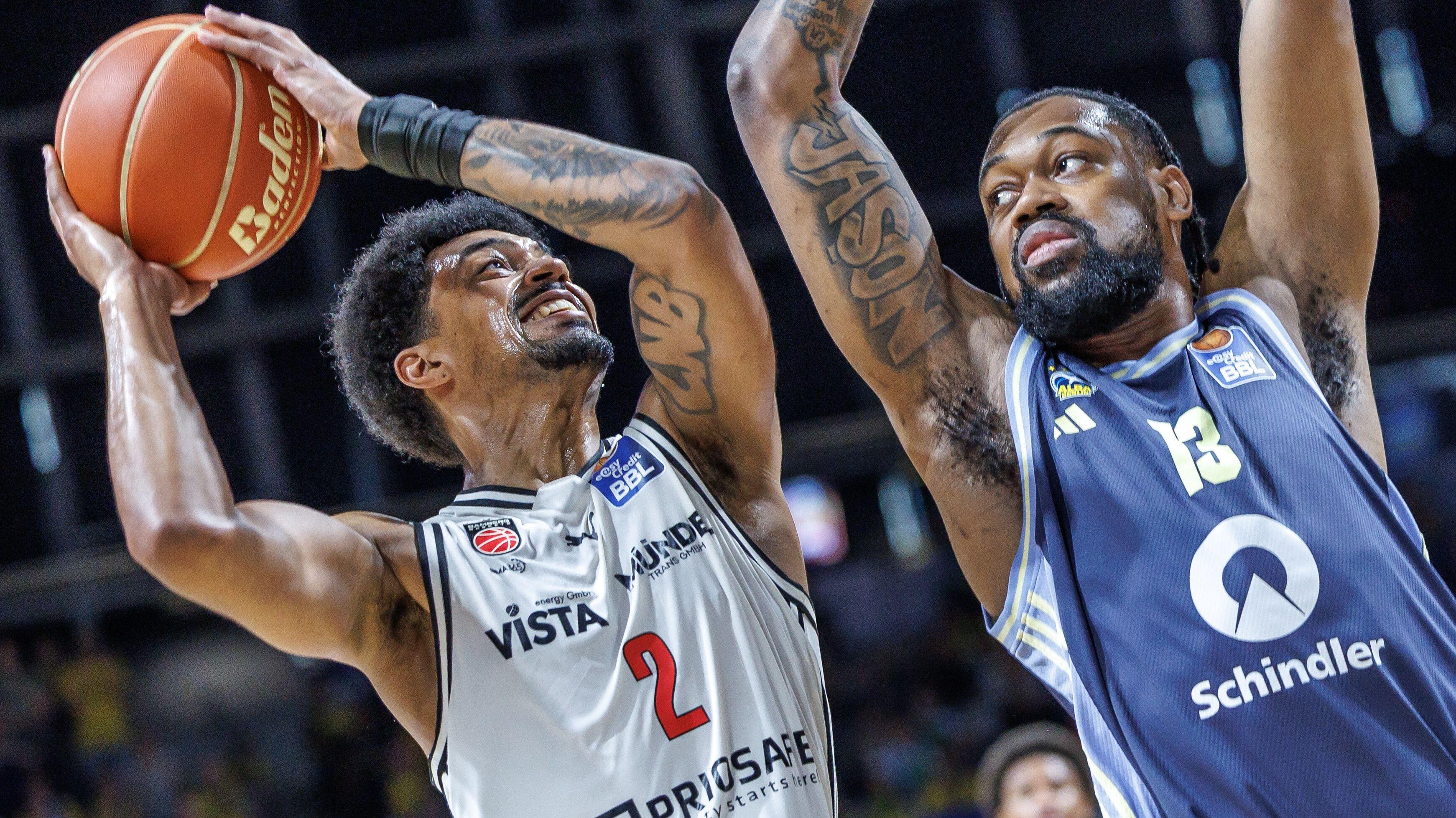 Ibi Watson (links) zieht gegen Alba Berlin zum Korb