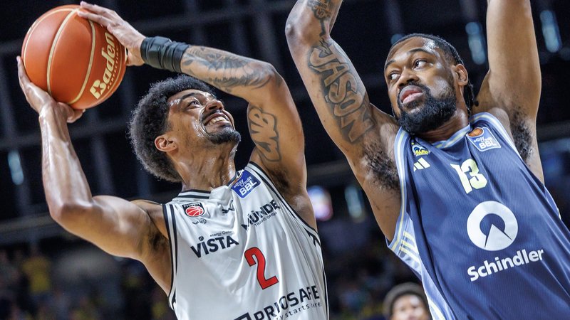 Ibi Watson (links) zieht gegen Alba Berlin zum Korb | Bild: picture alliance/dpa | Andreas Gora Ibi Watson (links) zieht gegen Alba Berlin zum Korb