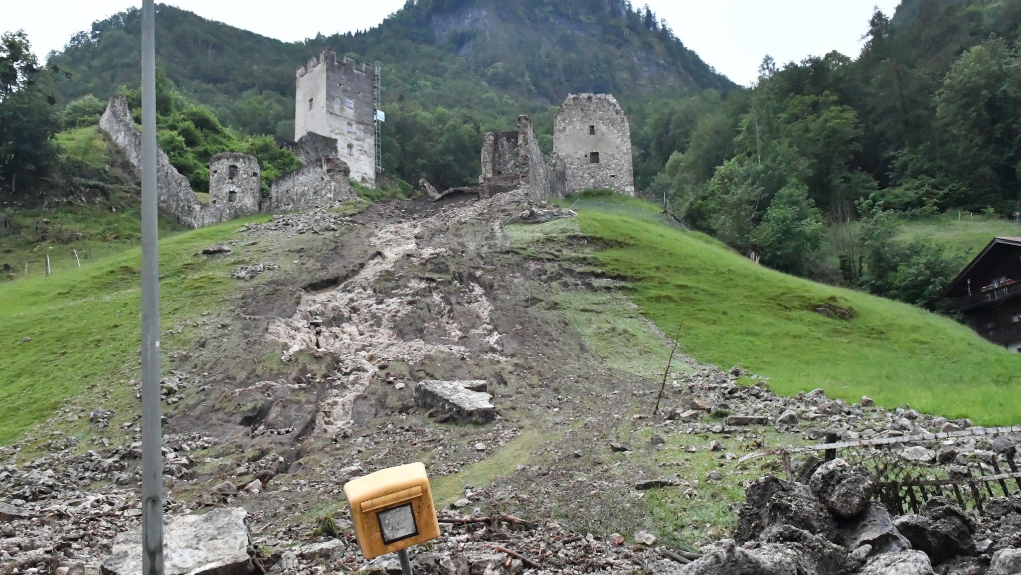 Teile der Burgruine Falkenstein sind nach heftigen Regenfällen abgerutscht (Archivbild vom 3.6.2024)