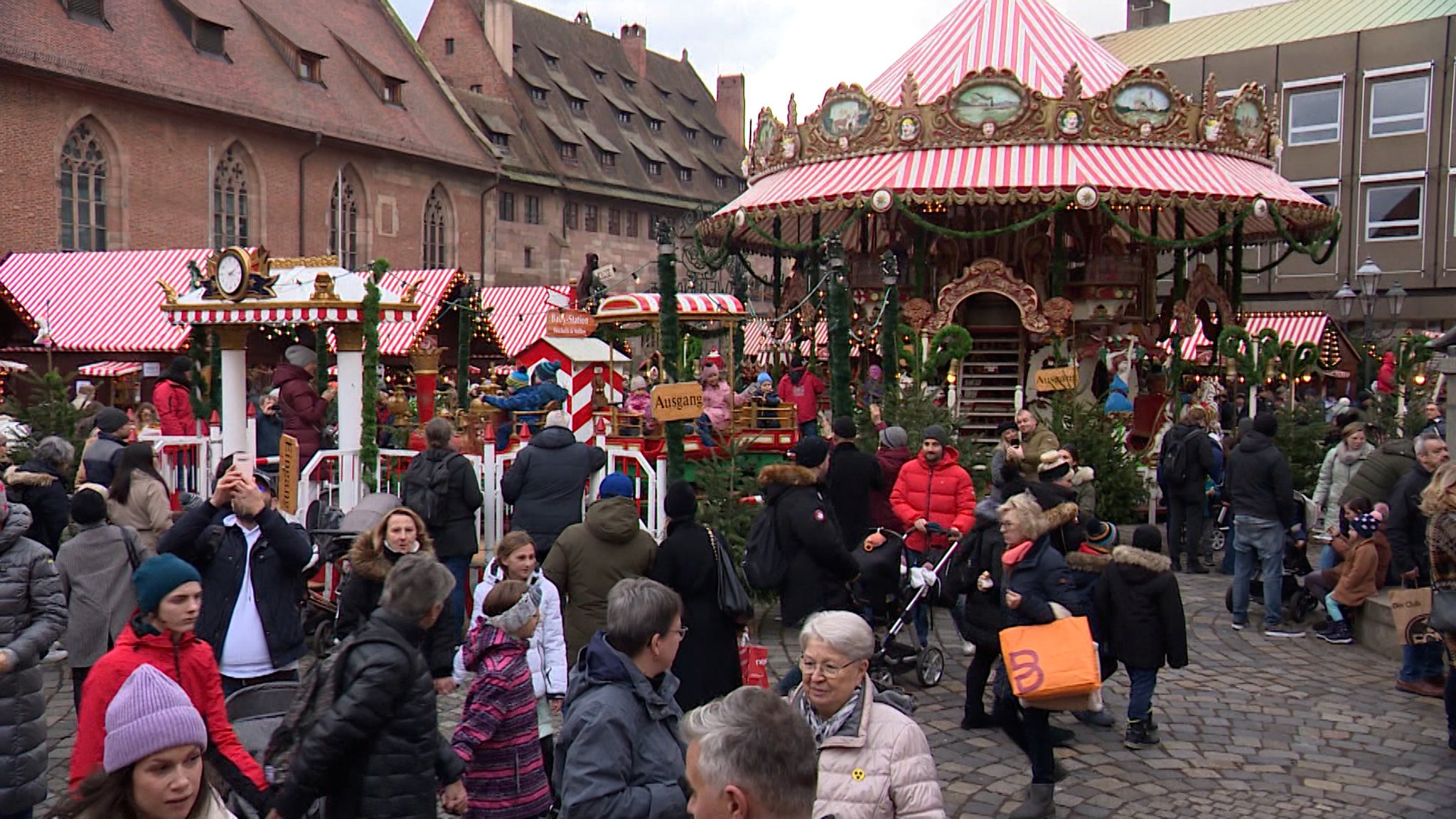 Menschen auf der Nürnberger Kinderweihnacht.