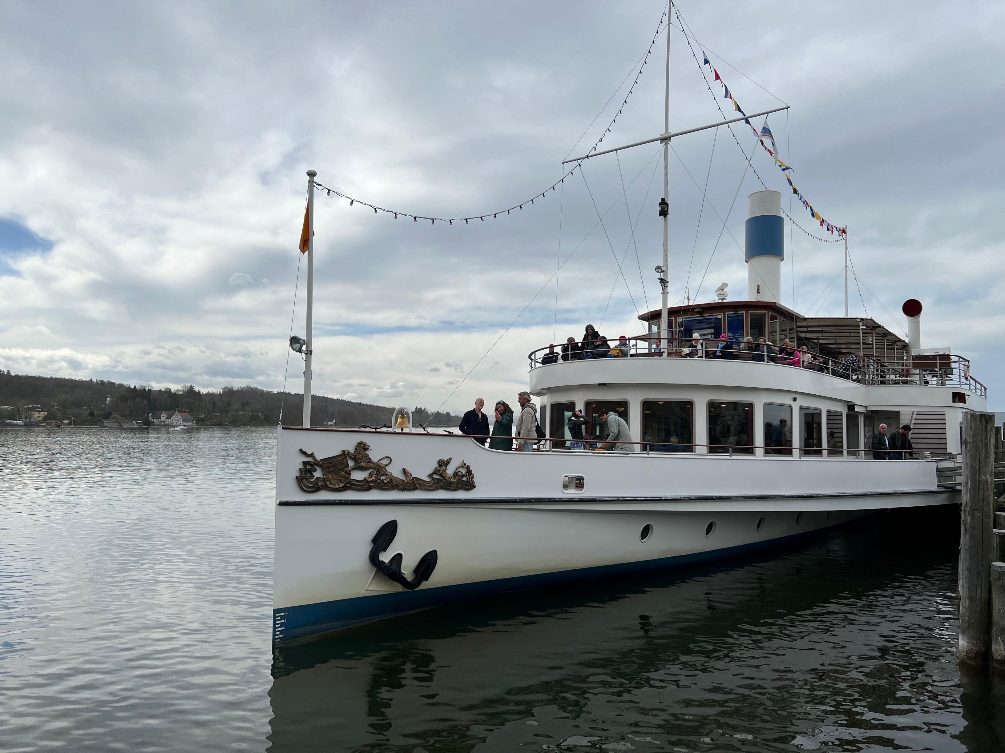Ausflugsdampfer "Herrsching" am Ammersee beim Sart in die Saison 2024.