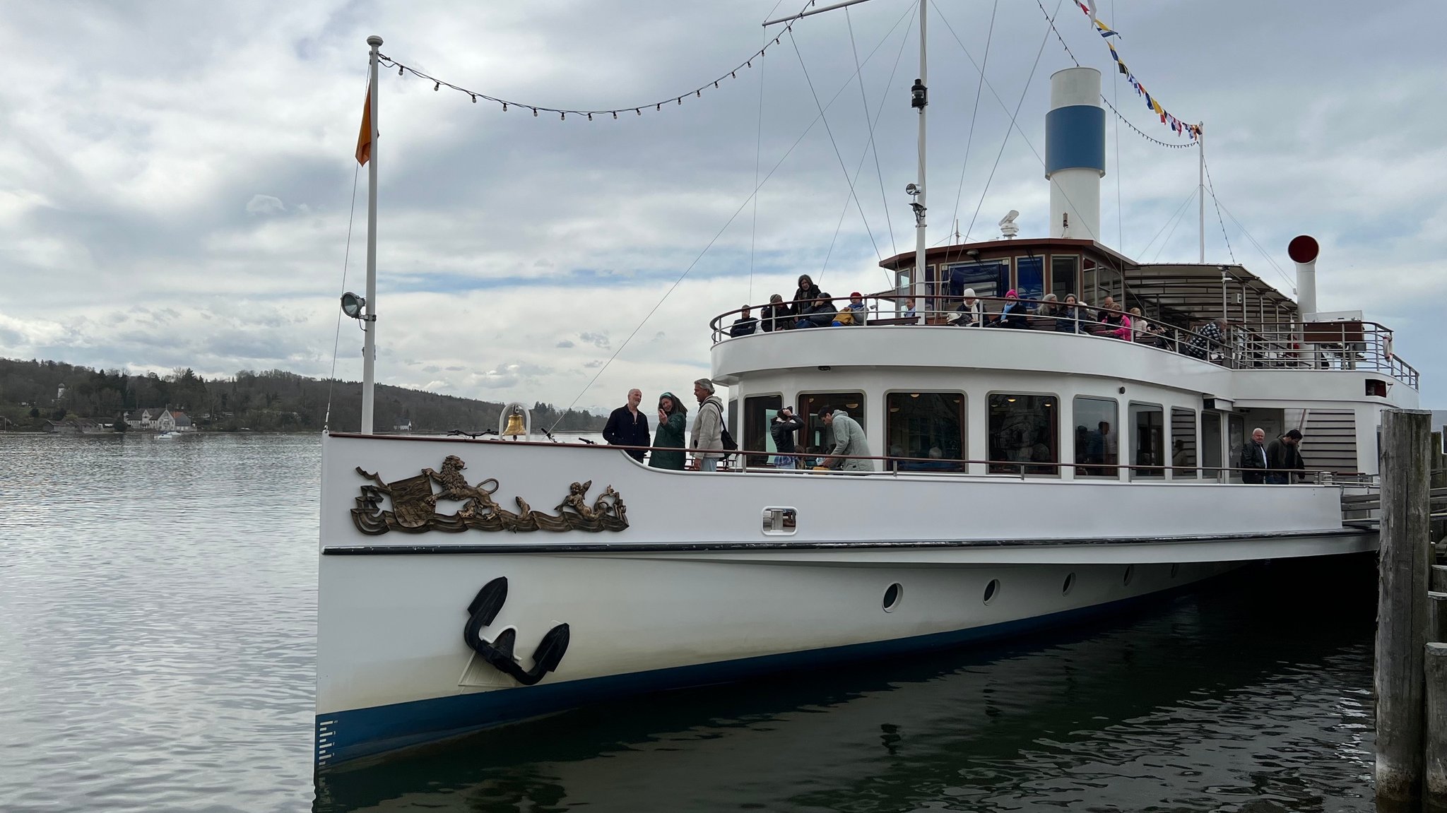 Ausflugsdampfer "Herrsching" am Ammersee beim Sart in die Saison 2024.