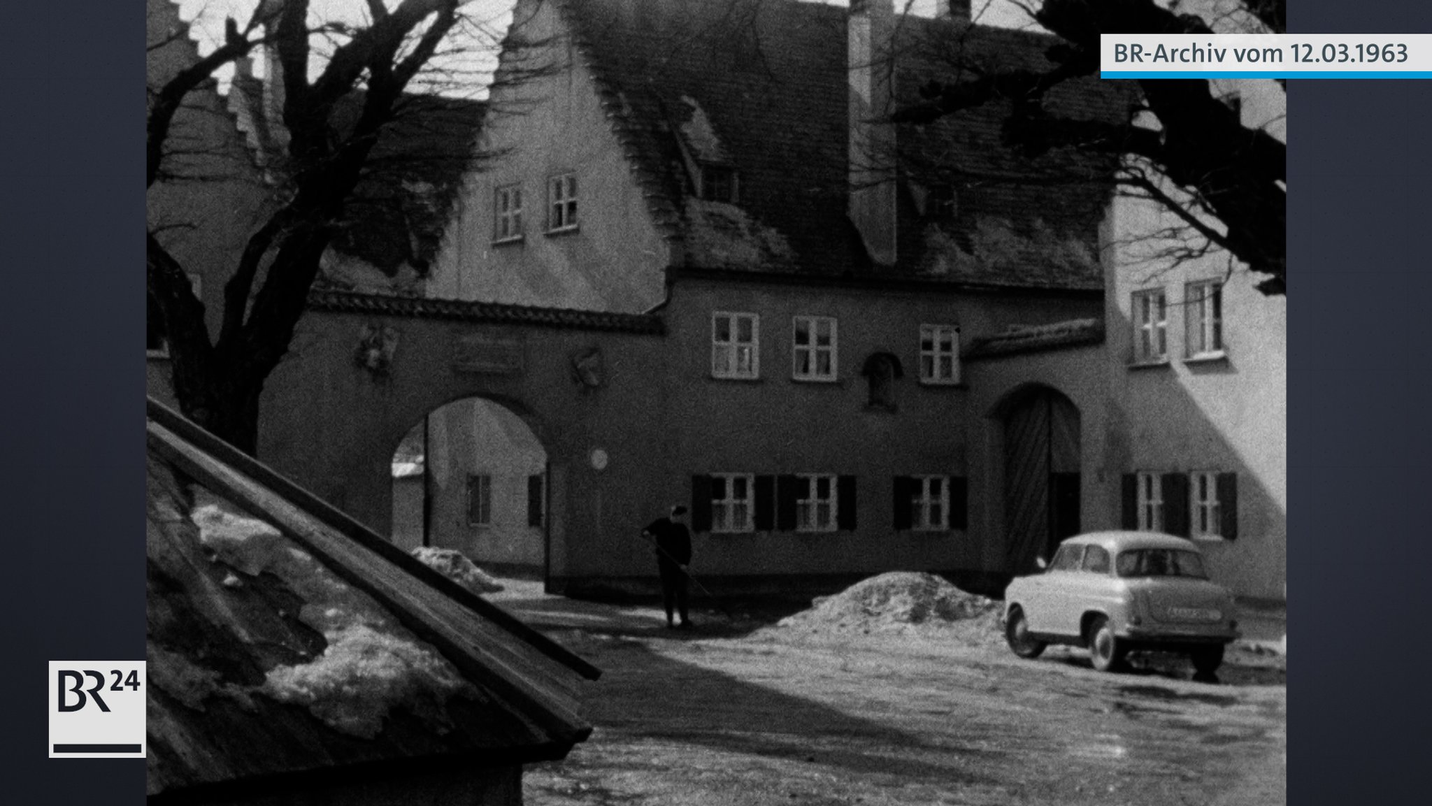 Mann beim Schneeschippen in Augsburg