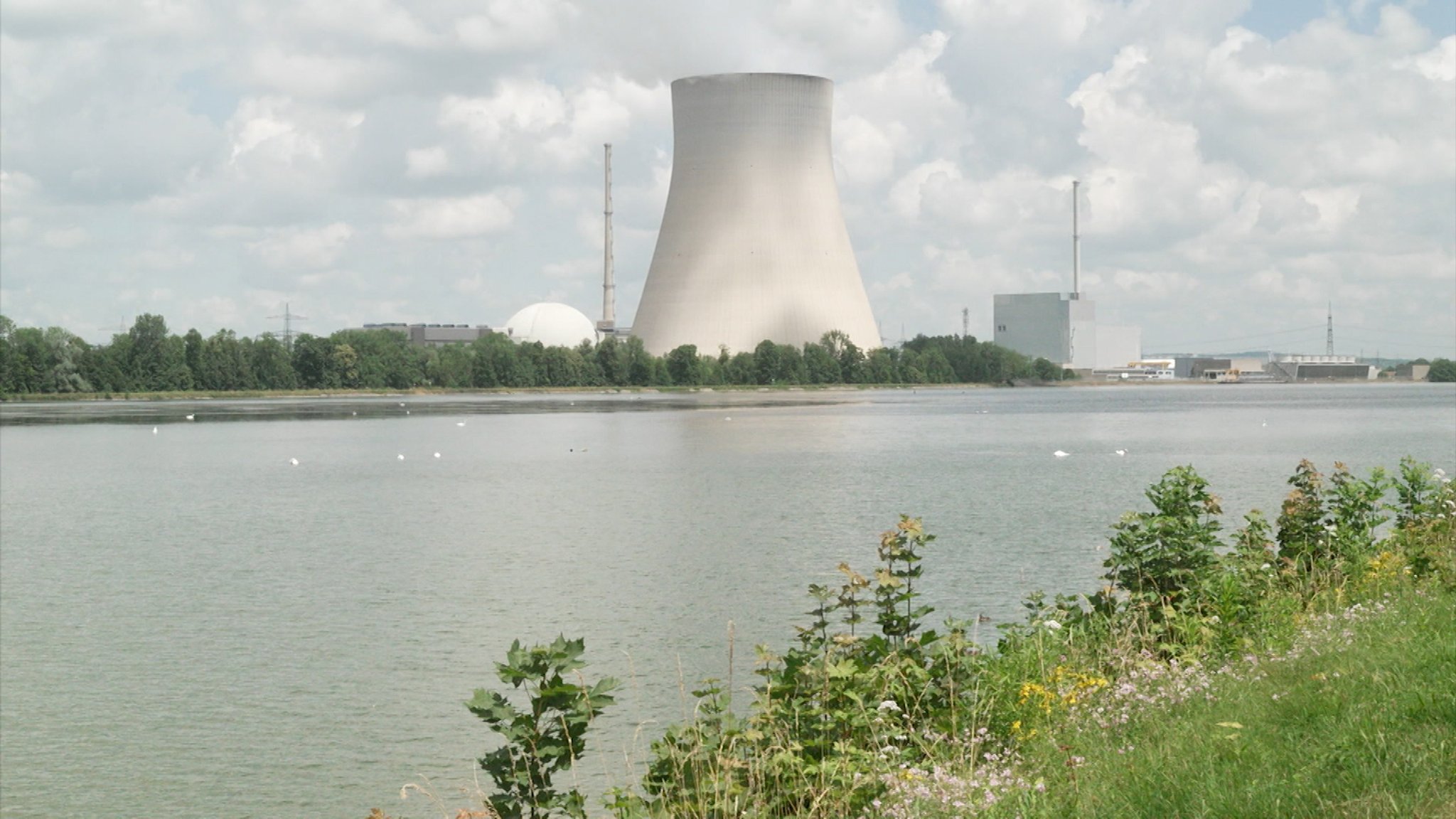 Das Atomkraftwerk Isar 2 bei Landshut