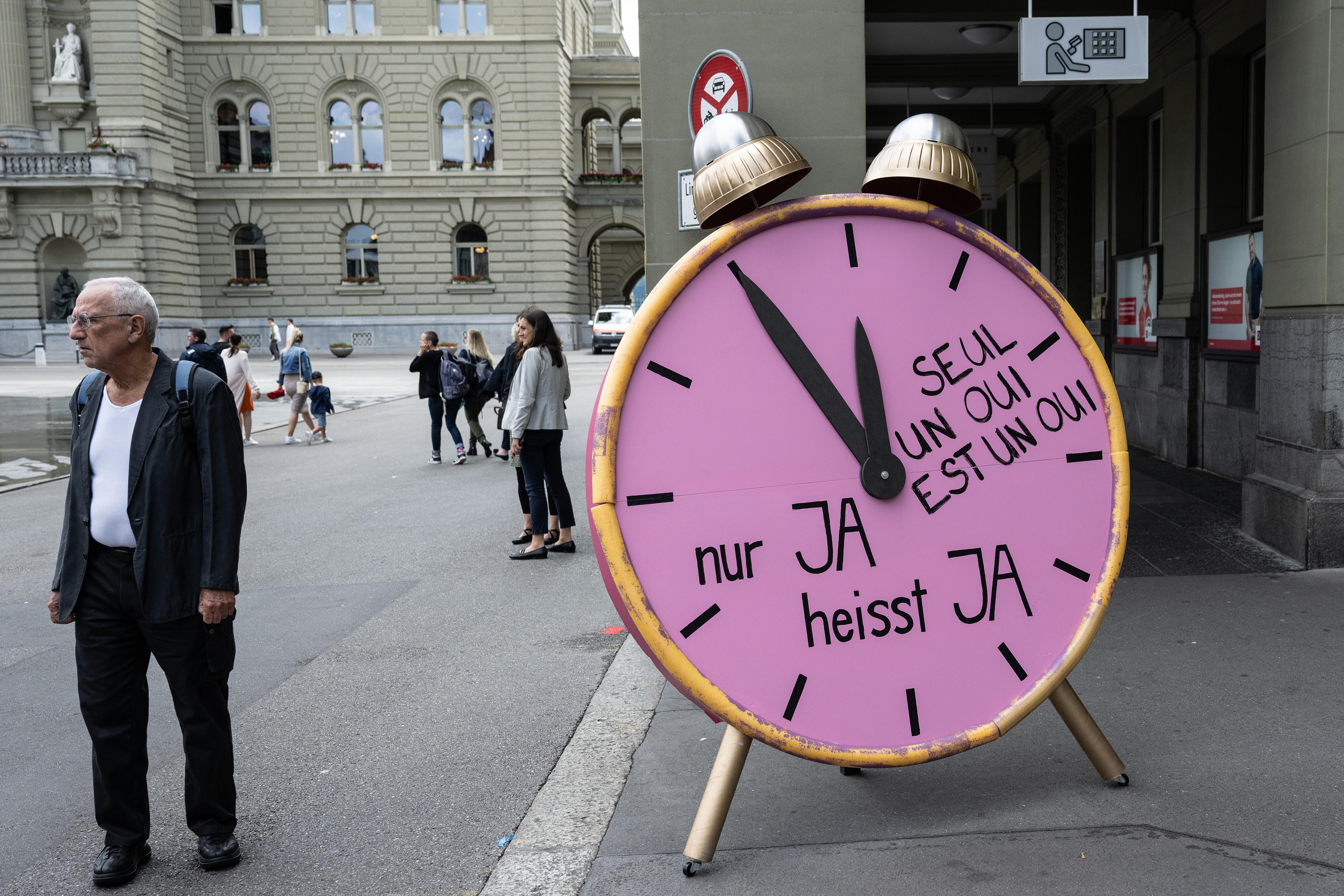 Eine große Uhr mit der Aufschrift "Nur Ja ist ja" steht in einer Fußgängerzone