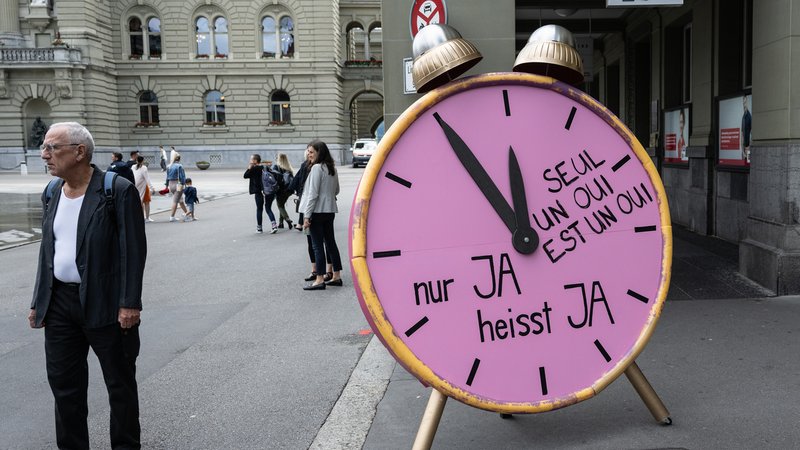Eine große Uhr mit der Aufschrift "Nur Ja ist ja" steht in einer Fußgängerzone | Bild: picture alliance/KEYSTONE | PETER SCHNEIDER Eine große Uhr mit der Aufschrift "Nur Ja ist ja" steht in einer Fußgängerzone