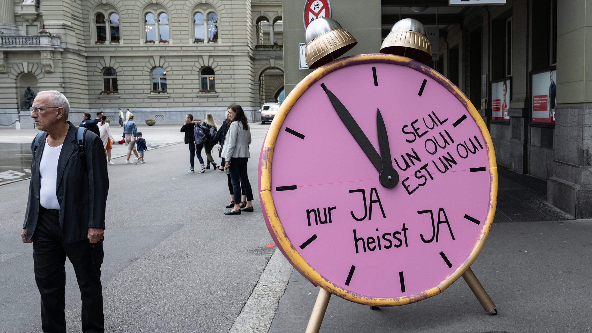Eine große Uhr mit der Aufschrift "Nur Ja ist ja" steht in einer Fußgängerzone