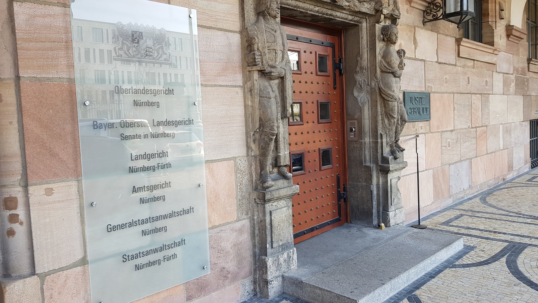 Nürnberg: Eingang zum Justizgebäude in Nürnberg. Im Justizpalast befinden sich das Oberlandesgericht Nürnberg, das Bayerische Oberste Landesgericht, die Senate in Nürnberg, das Landgericht Nürnberg-Fürth, das Amtsgericht Nürnberg, die Generalstaatsanwaltschaft Nürnberg und die Staatsanwaltschaft Nürnberg-Fürth.