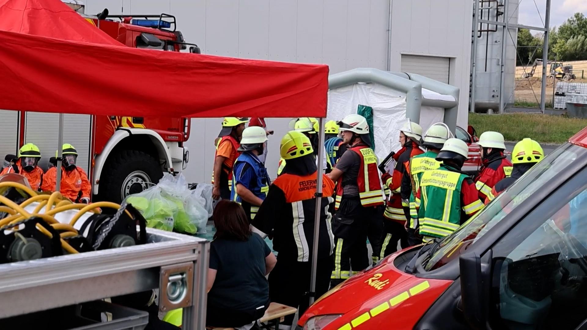 Im Bereich des Industriegebiets Kemnath West in der Oberpfalz kommt es aktuell zu einem Ammoniak-Austritt. Es wurden 14 Menschen verletzt. 