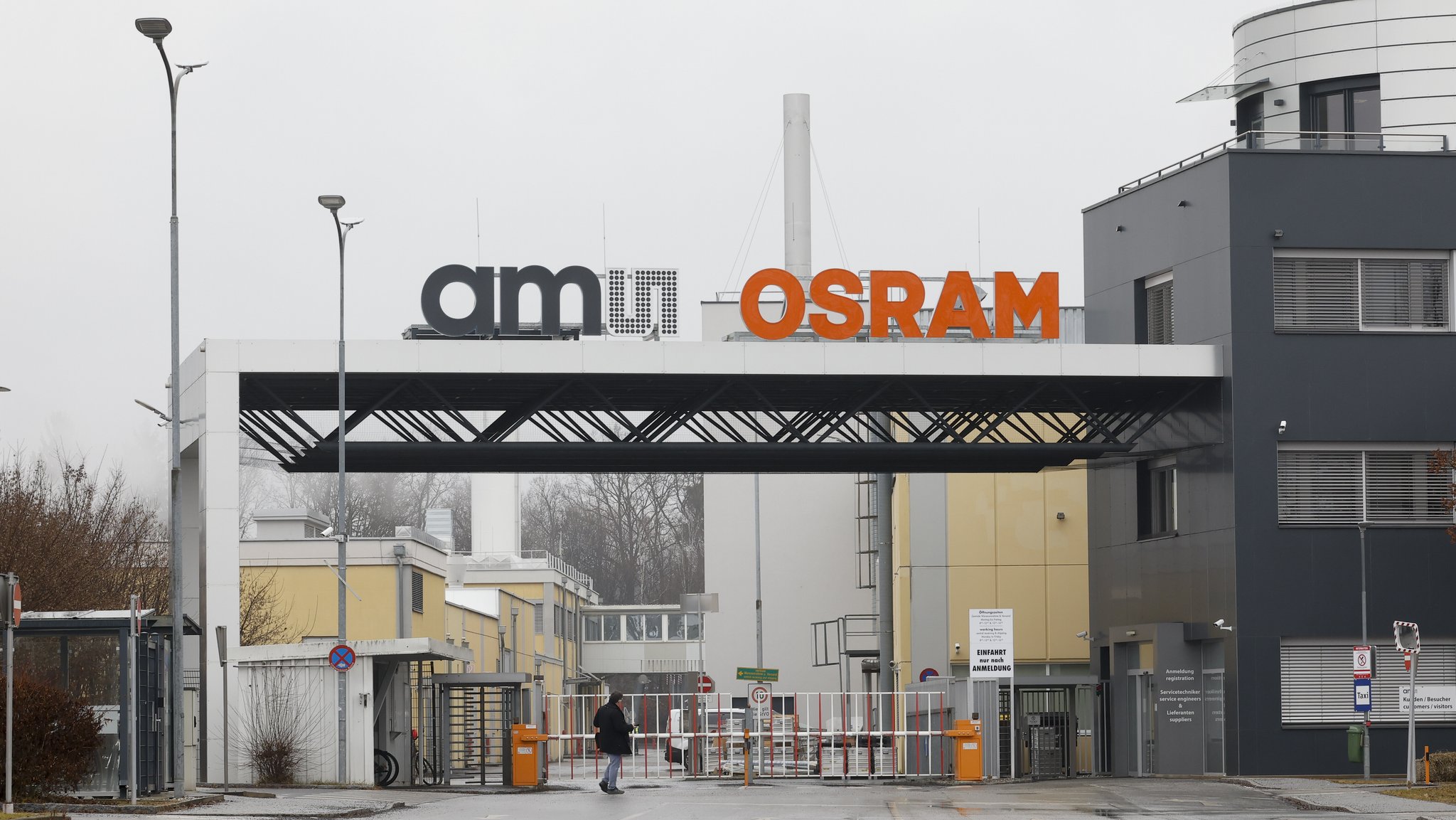 Die Haupteinfahrt von ams Osram in Unterpremstätten bei Graz.