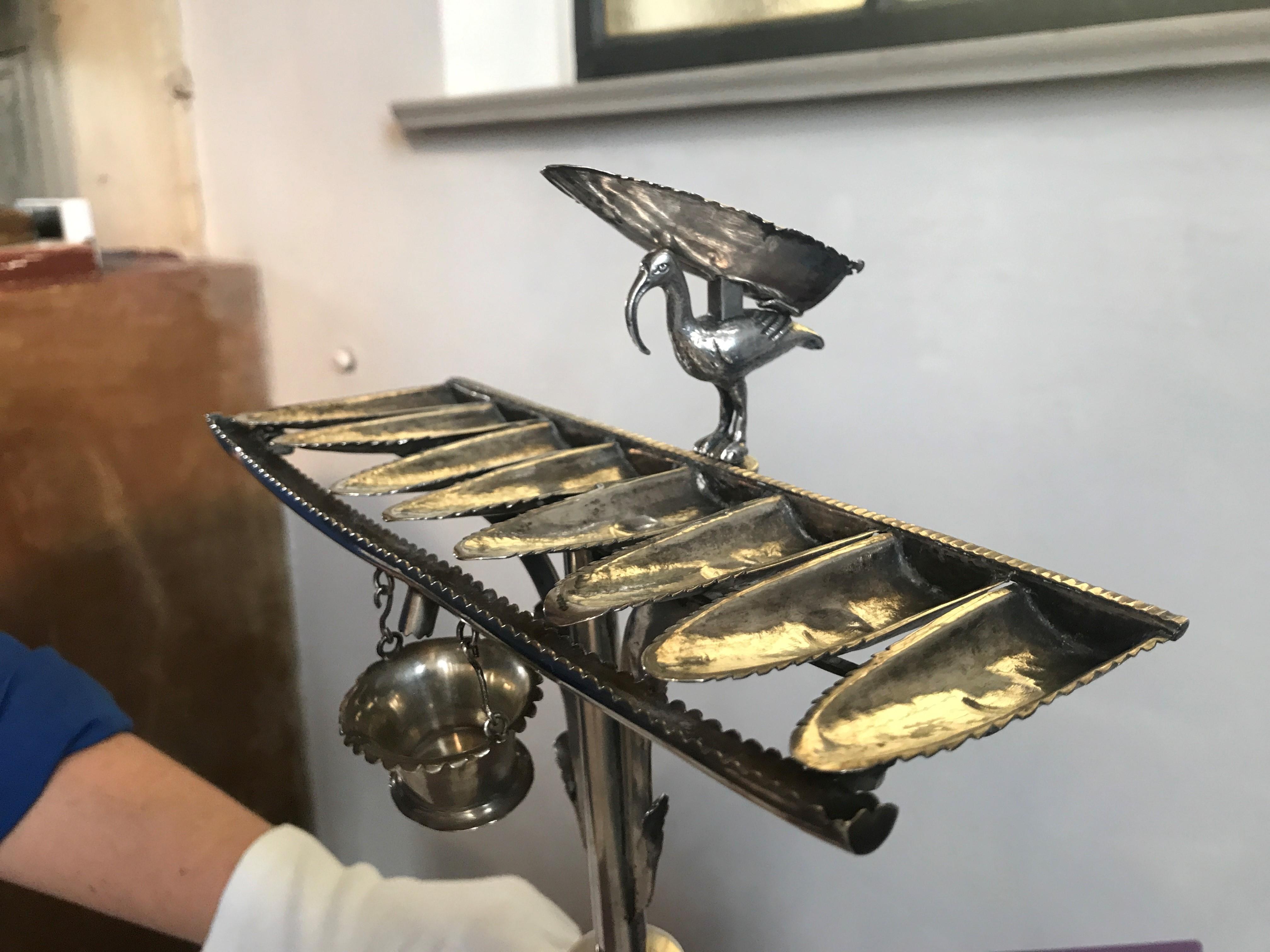 Der silberne Chanukkaleuchter hat acht Ölschiffchen statt Kerzen.