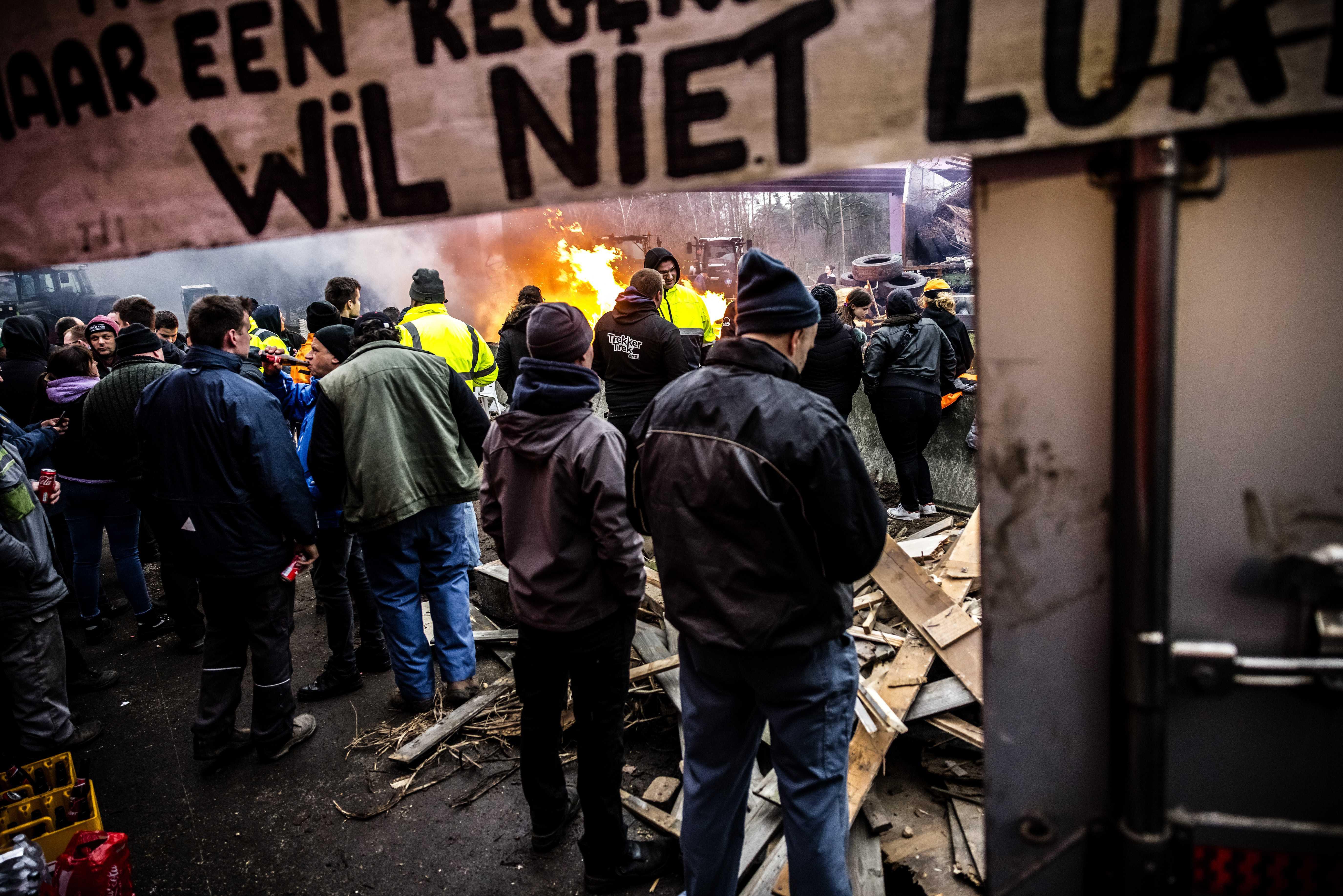 Bauern blockieren einen Grenzübergang zwischen den Niederlanden und Belgien.