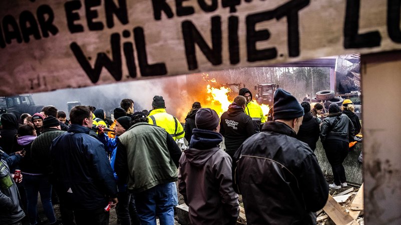 Bauern blockieren einen Grenzübergang zwischen den Niederlanden und Belgien.