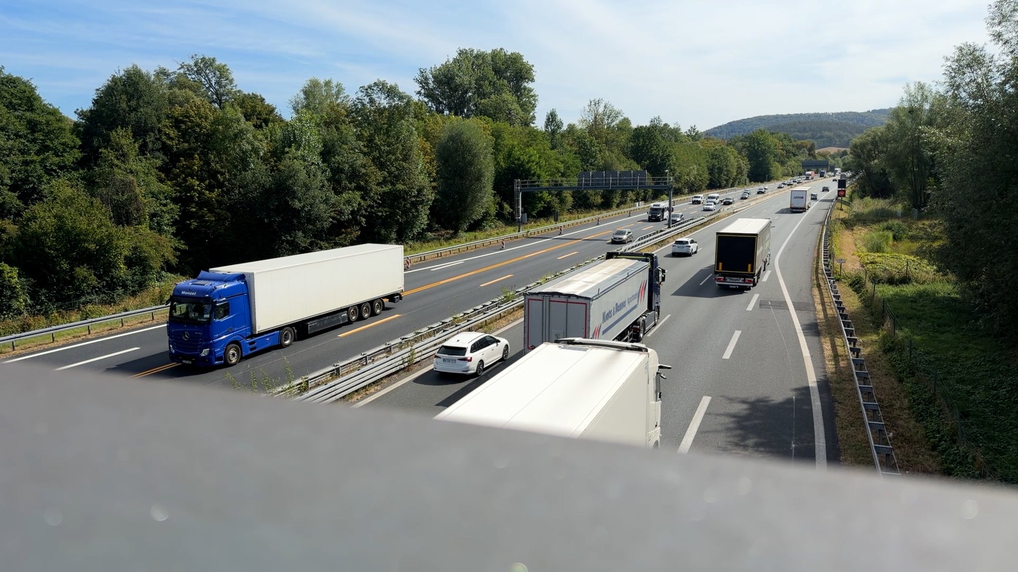 Zahlreiche Lkw auf der A3 bei Aschaffenburg. | Bild: BR/Katrin Küx Zahlreiche Lkw auf der A3 bei Aschaffenburg.