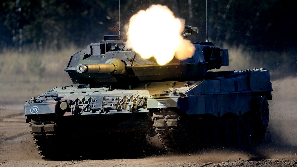 Ein Kampfpanzer Leopard 2 fährt während der Bundeswehr-Übung Landoperationen schießend durch das Gelände. 