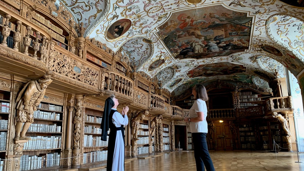 Äbtissin Laetitia Fech und Landtagspräsidentin Ilse Aigner (CSU) begutachten das barocke Deckengewölbe der Stiftsbibliothek