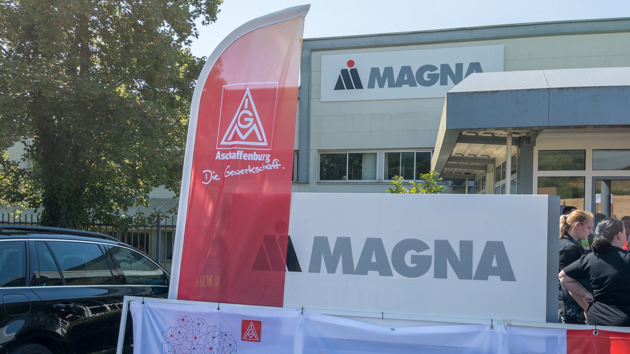 12.06.2023, Dorfprozelten - Der Automobilzulieferer Magna Mirrors will sein Werk in Dorfprozelten schließen. 500 Stellen sind davon betroffen. Das kündigte das Unternehmen bereits im März an. Daraufhin fanden Proteste statt. Um sich ein Bild vor Ort zu machen, kommt nun der Arbeitnehmerrat nach Unterfranken.