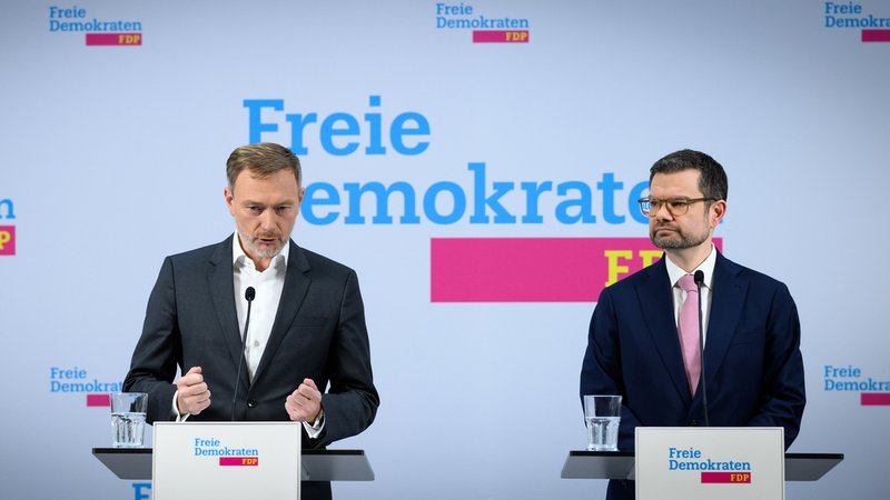 Christian Lindner (l), Bundesvorsitzender der FDP, und der neue FDP-Generalsekretär Marco Buschmann äußern sich bei einer Pressekonferenz nach den Gremiensitzungen der Partei. Der frühere Bundesjustizminister Buschmann war am Wochenende von FDP-Chef Linder gebeten worden, Nachfolger des wegen der Affäre um das „D-Day-Papier“ zurückgetretenen Generalsekretärs Djir-Sarai zu werden | Bild: picture alliance/dpa | Bernd von Jutrczenka Christian Lindner (l), Bundesvorsitzender der FDP, und der neue FDP-Generalsekretär Marco Buschmann äußern sich bei einer Pressekonferenz nach den Gremiensitzungen der Partei. Der frühere Bundesjustizminister Buschmann war am Wochenende von FDP-Chef Linder gebeten worden, Nachfolger des wegen der Affäre um das „D-Day-Papier“ zurückgetretenen Generalsekretärs Djir-Sarai zu werden