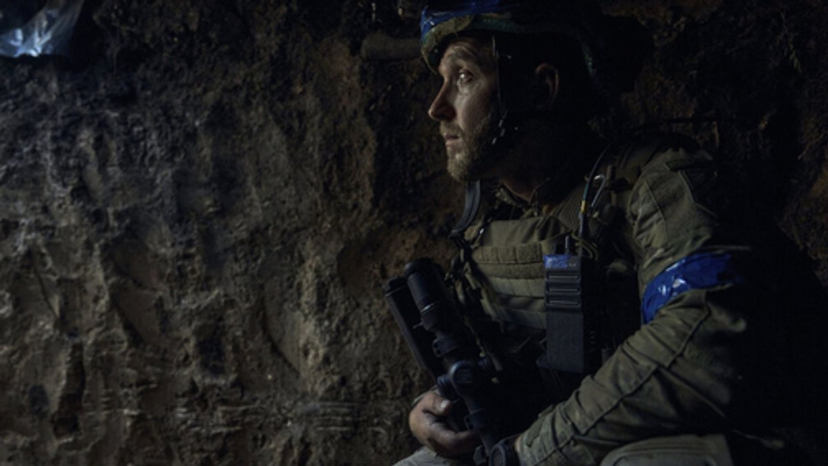 Anfang September: Ein ukrainischer Soldat blickt in der Region um Bachmut aus einem Schützengraben.