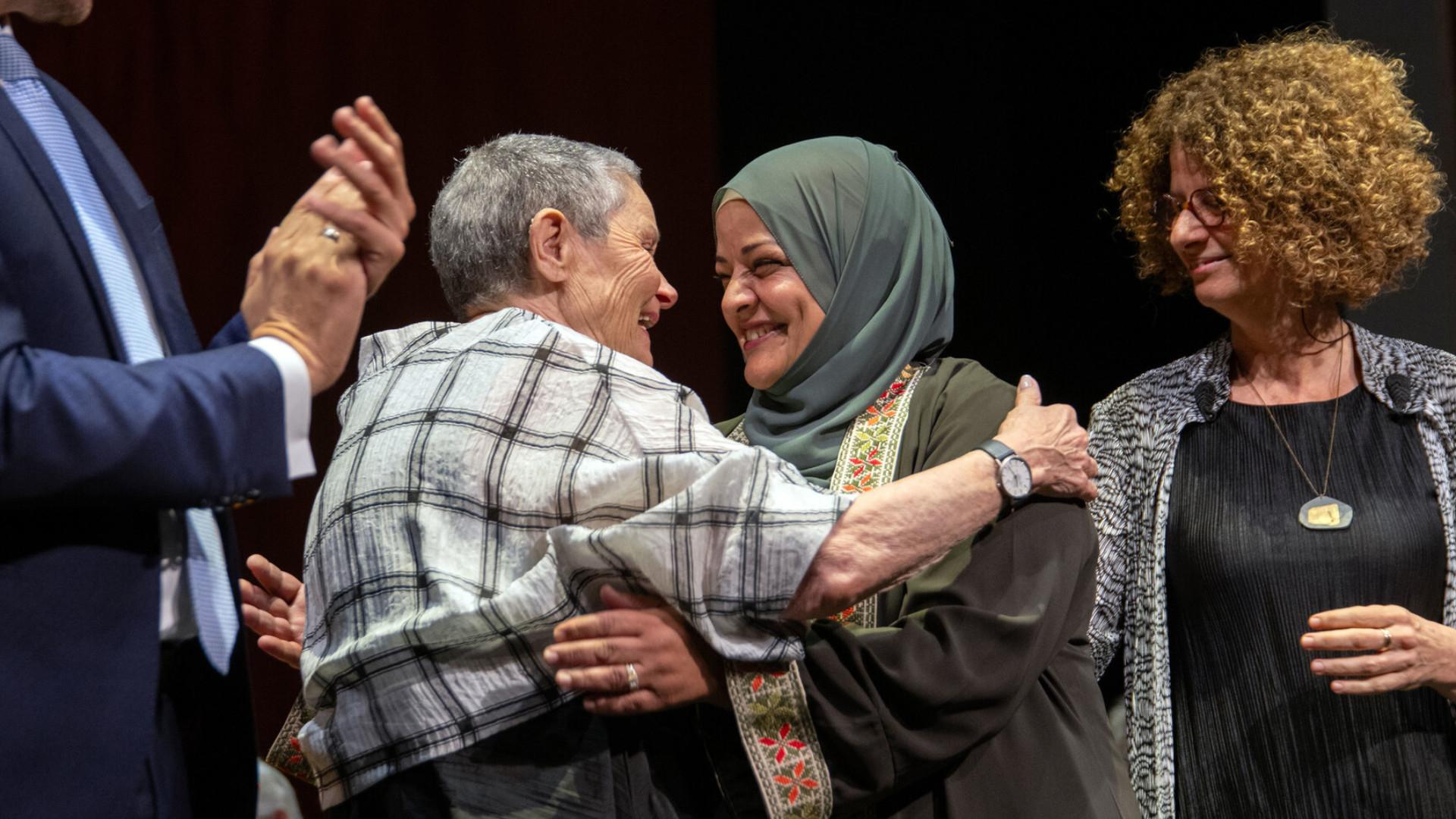 Robi Damelin (links) und Laila Al-Sheikh haben vor über 20 Jahren ihre Söhne im Nahost-Konflikt verloren. Statt Rache wollen sie Versöhnung.