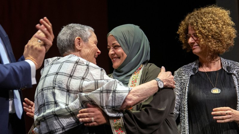 Robi Damelin (links) und Laila Al-Sheikh haben vor über 20 Jahren ihre Söhne im Nahost-Konflikt verloren. Statt Rache wollen sie Versöhnung. | Bild: dpa-Bildfunk/Pia Bayer Robi Damelin (links) und Laila Al-Sheikh haben vor über 20 Jahren ihre Söhne im Nahost-Konflikt verloren. Statt Rache wollen sie Versöhnung.