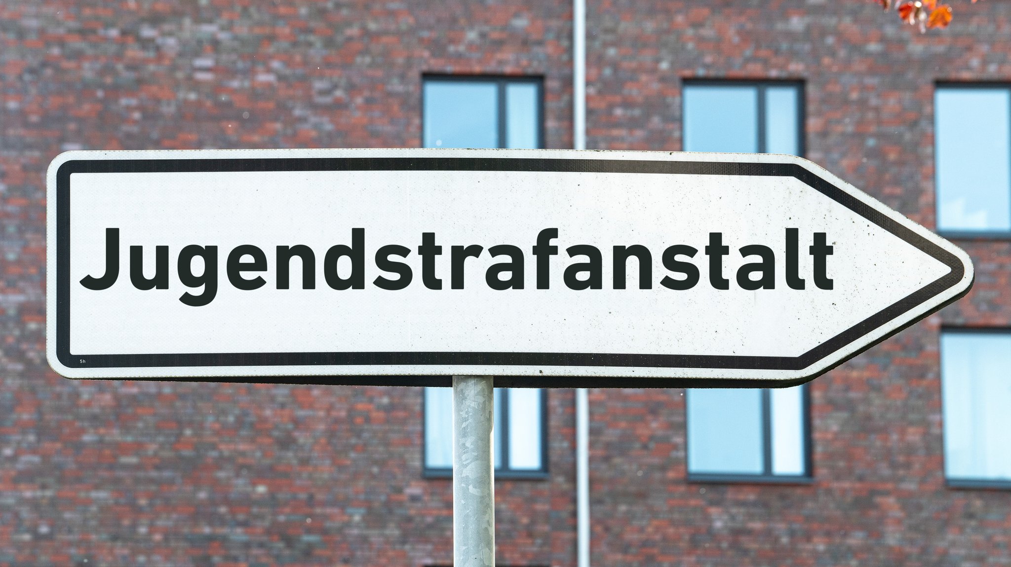 Schild Richtung Jugendstrafanstalt