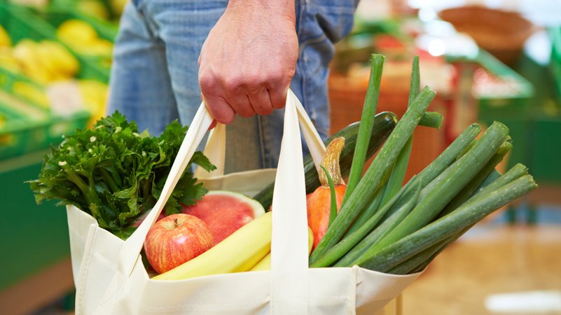 Gemüse und Obst in einer Stofftasche.