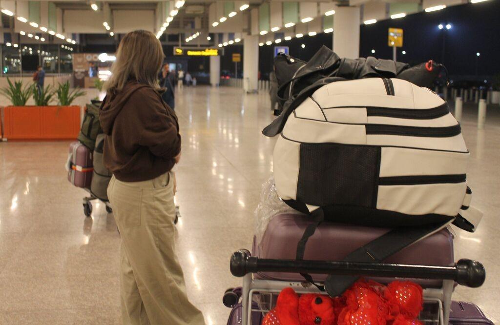 (Archivbild): Eine afghanische Frau wartet in Islamabad auf ihren Abflug nach Deutschland. 