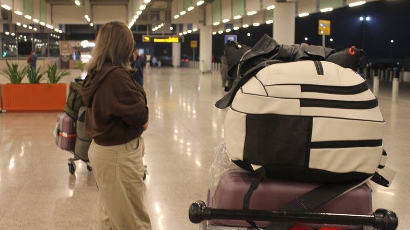 (Archivbild): Eine afghanische Frau wartet in Islamabad auf ihren Abflug nach Deutschland. | Bild: dpa-Bildfunk/Nabila Lalee (Archivbild): Eine afghanische Frau wartet in Islamabad auf ihren Abflug nach Deutschland.