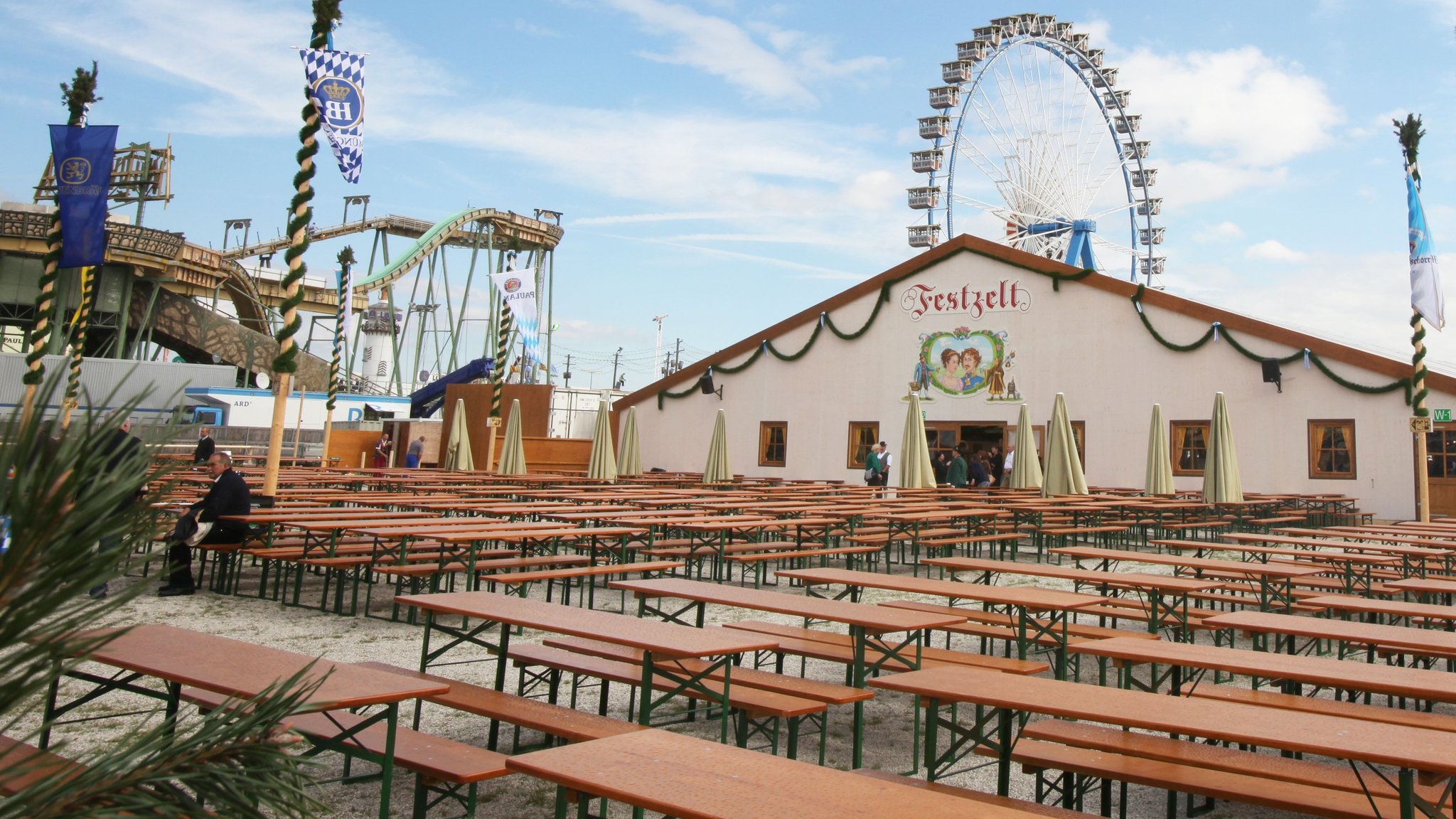 Leerer Biergarten vor einem Festzelt 