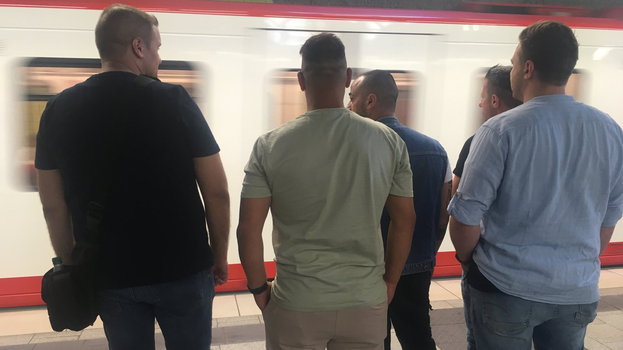 VAG-Fahrausweisprüfer bei der Arbeit in der Nürnberger U-Bahn