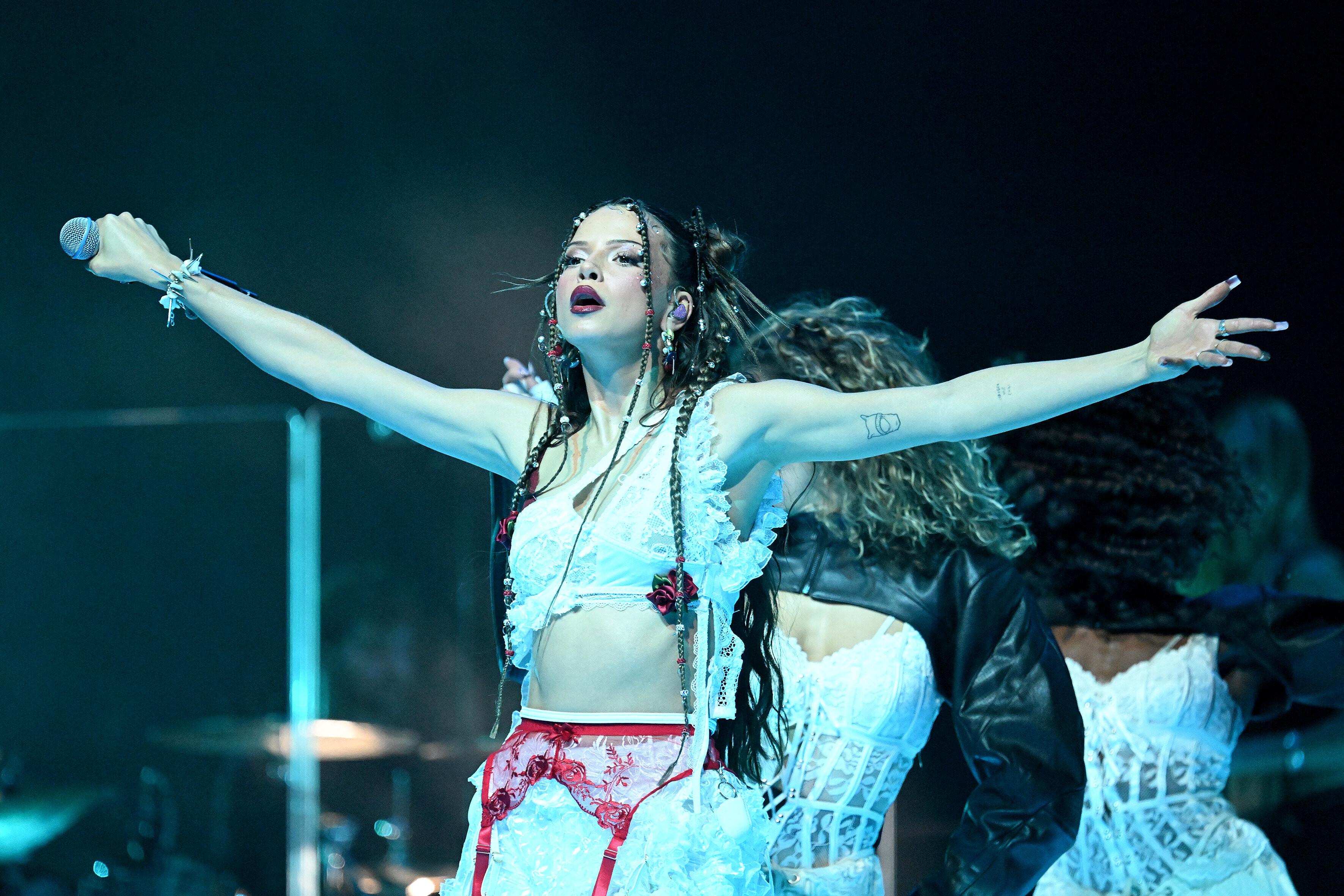Sängerin Nina Chuba auf einem Konzert in der Münchner Olympiahalle.  | Bild:picture alliance / Jens Niering