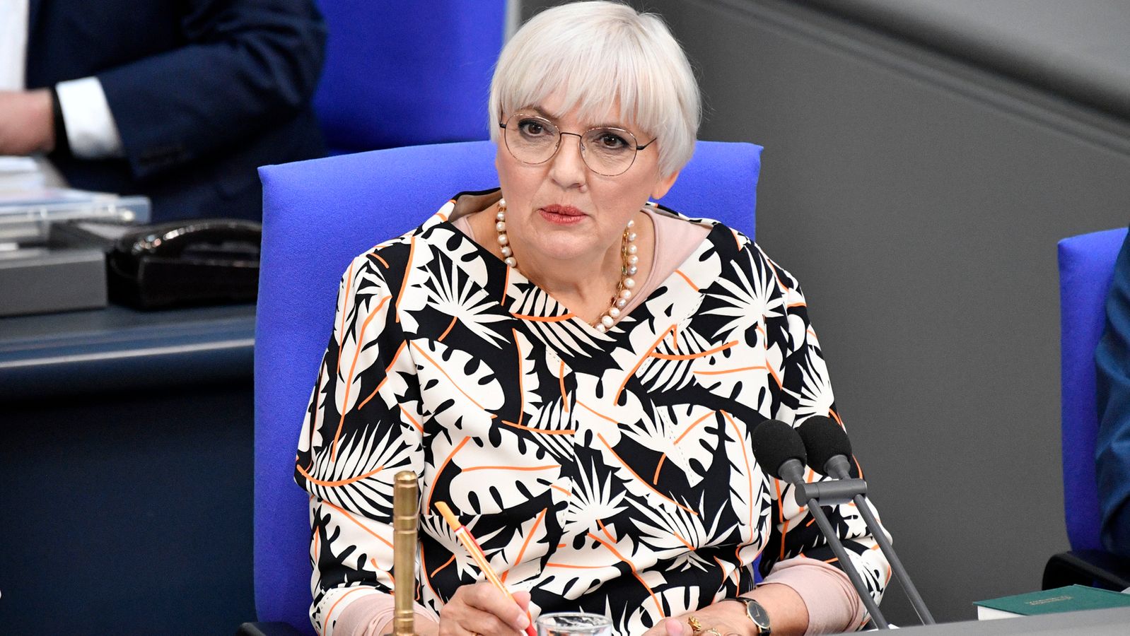 Cöaudia Roth Claudia Roth im Porträt: Vorbild und Hassfigur | BR24