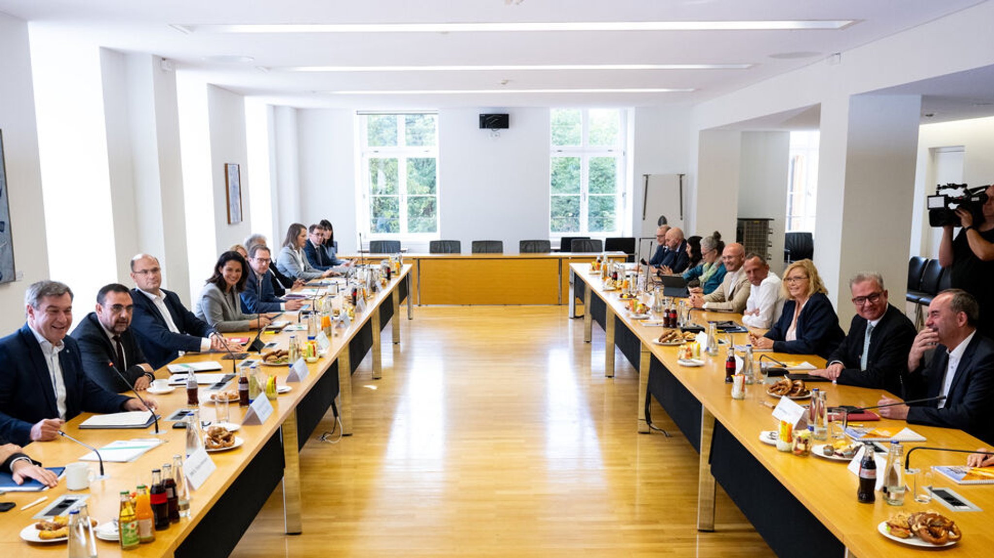 12.10.2023, Bayern, München: Hubert Aiwanger (r), Bundesvorsitzender der Freien Wähler, Markus Söder (l, CSU), Ministerpräsident von Bayern, und Mitglieder der beiden Parteien kommen im bayerischen Landtag zu den ersten Koalitionsgespräche zwischen CSU und Freien Wählern nach der Landtagswahl zusammen.