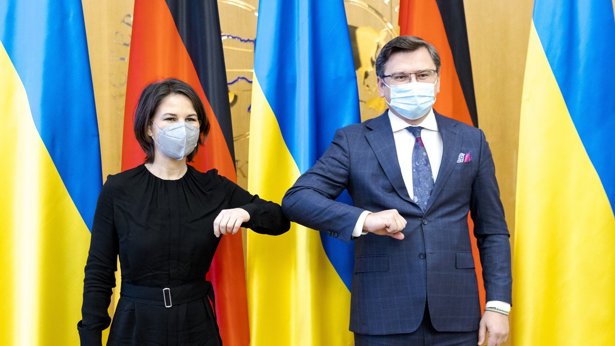 Annalena Baerbock, Bundesaußenministerin, trifft ihren ukrainischen Amtskollegen Dmytro Kuleba