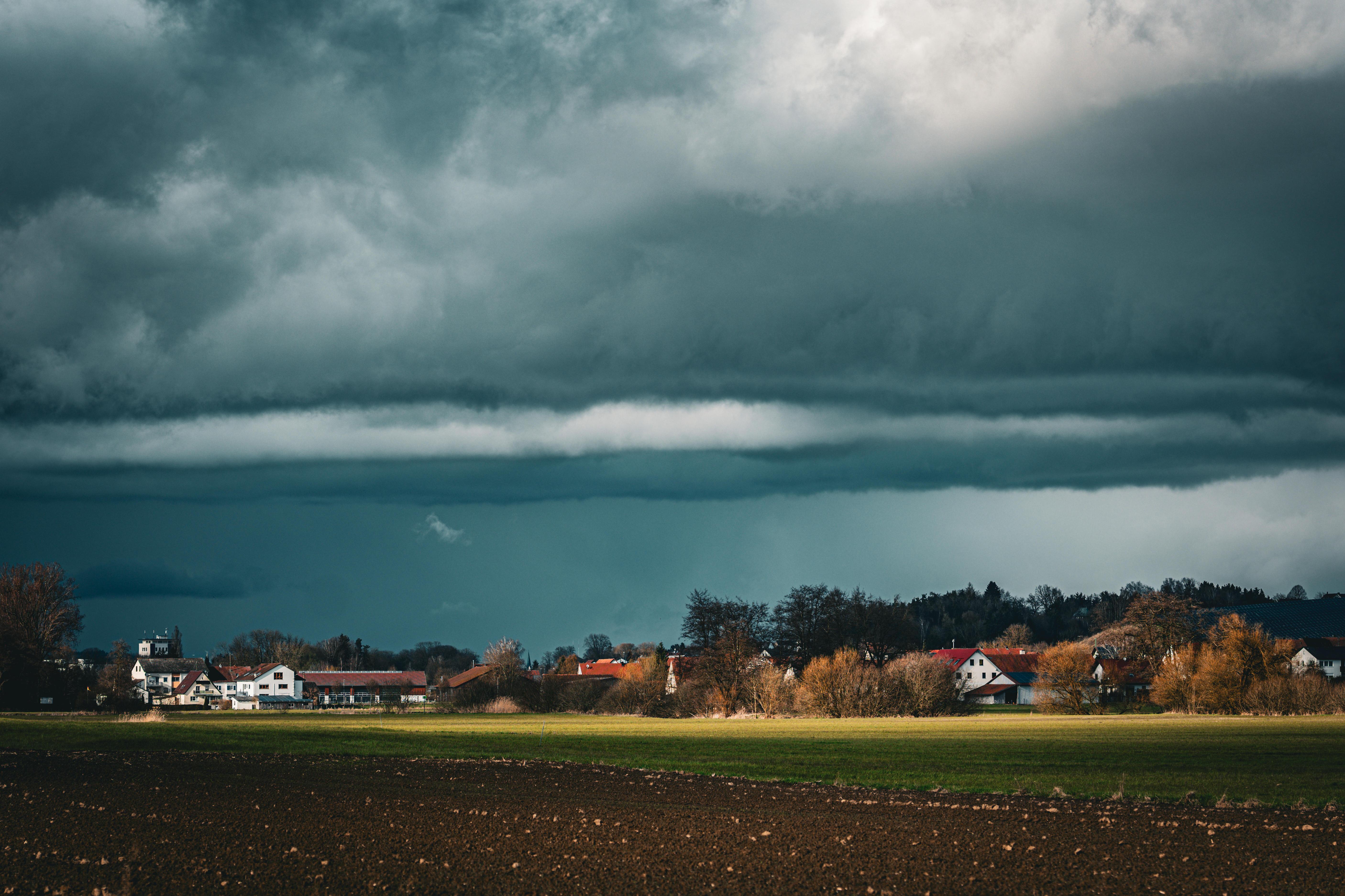 Wechselhaftes Aprilwetter mit dunklen Wolken
