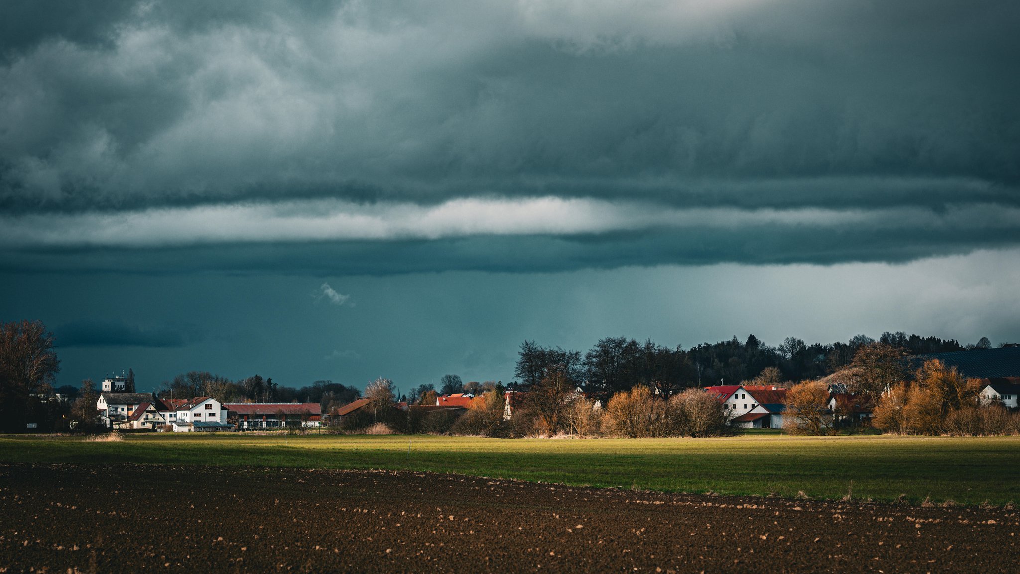 Aprilwetter in Bayern: Sonne, Regen, Gewitter und Saharastaub