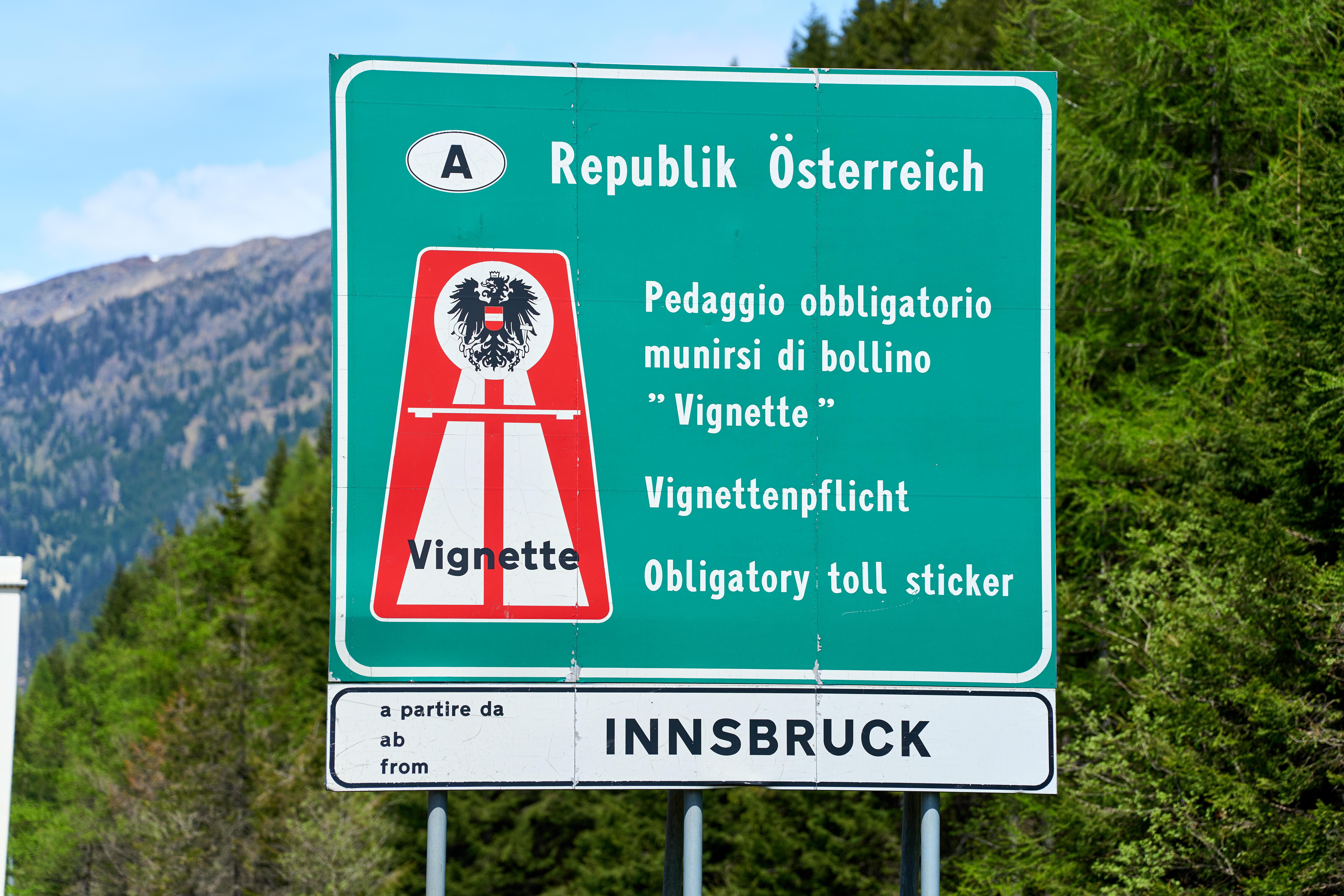 Verkehrsschild Hinweis zur Vignettenpflicht auf der Autobahn in Österreich.