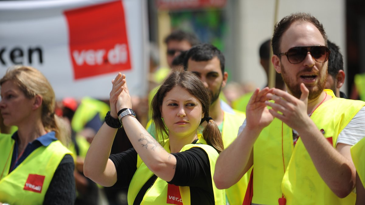 Beschäftigte des Münchner Einzelhandels nehmen am 07.06.2013 an einer Demonstration im Rahmen von Warnstreiks in München teil. Zu der Demonstration hatte die Gewerkschaft Verdi aufgerufen. 