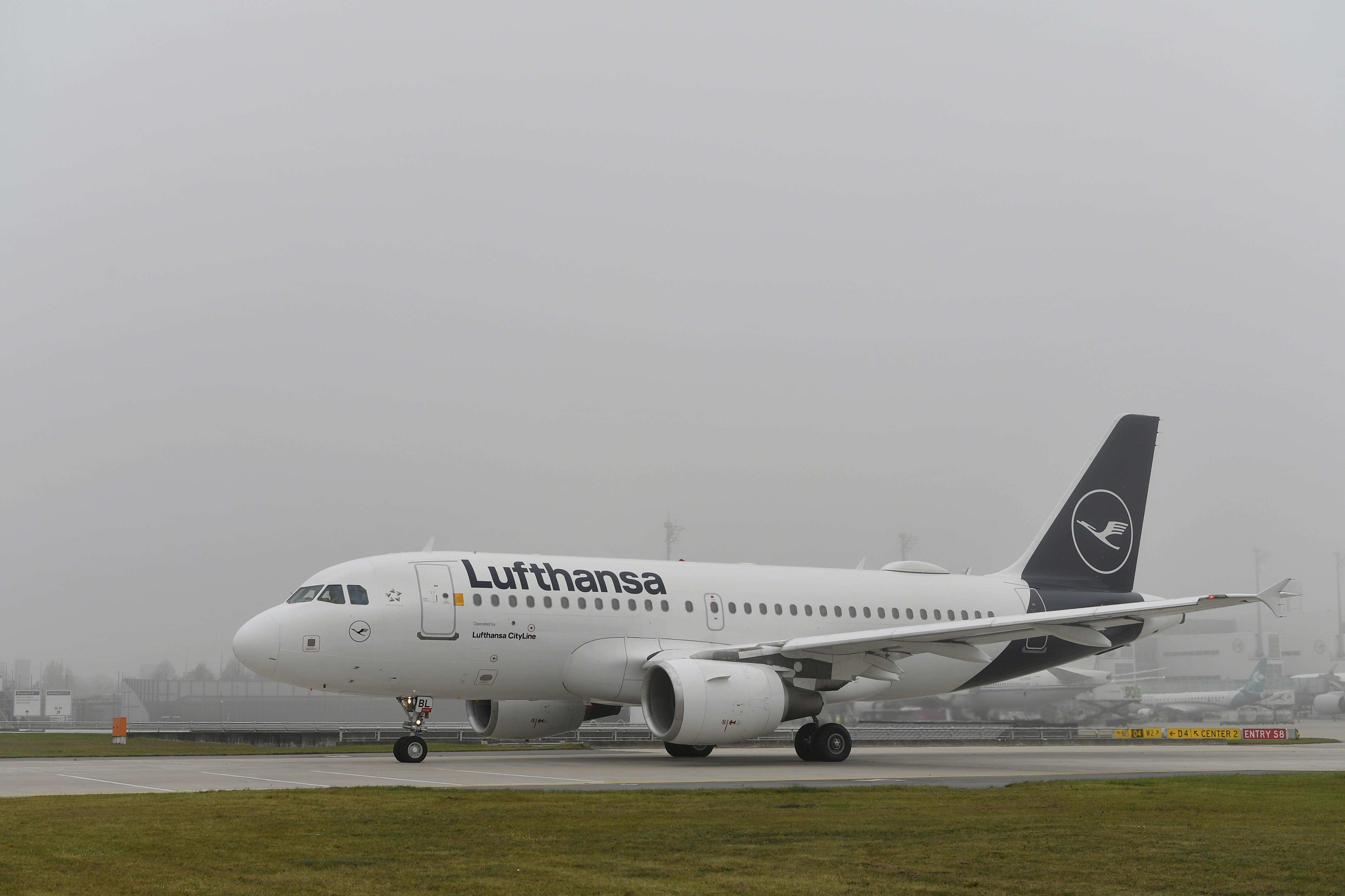 Eine Airbus-Maschine des Typs A320 der Lufthansa auf dem Rollfeld des Münchner Flughafens.