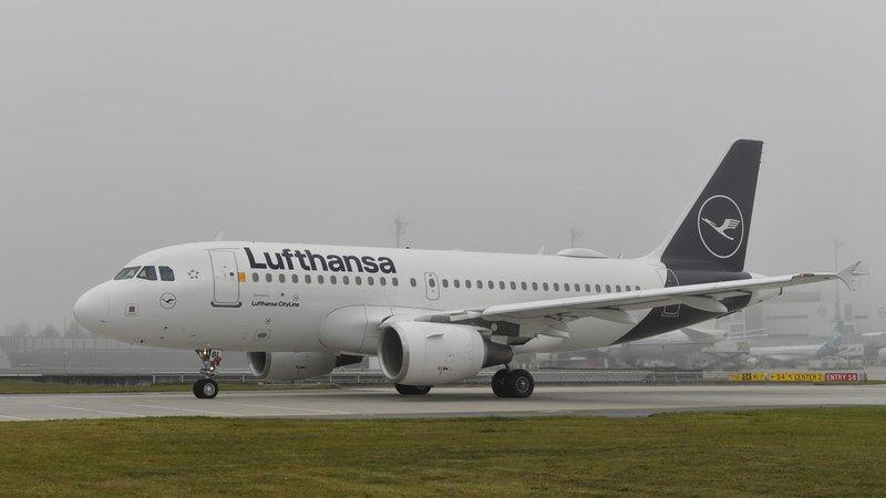 Eine Airbus-Maschine des Typs A320 der Lufthansa auf dem Rollfeld des Münchner Flughafens. | Bild: picture alliance / imageBROKER | Alex Friedel Eine Airbus-Maschine des Typs A320 der Lufthansa auf dem Rollfeld des Münchner Flughafens.