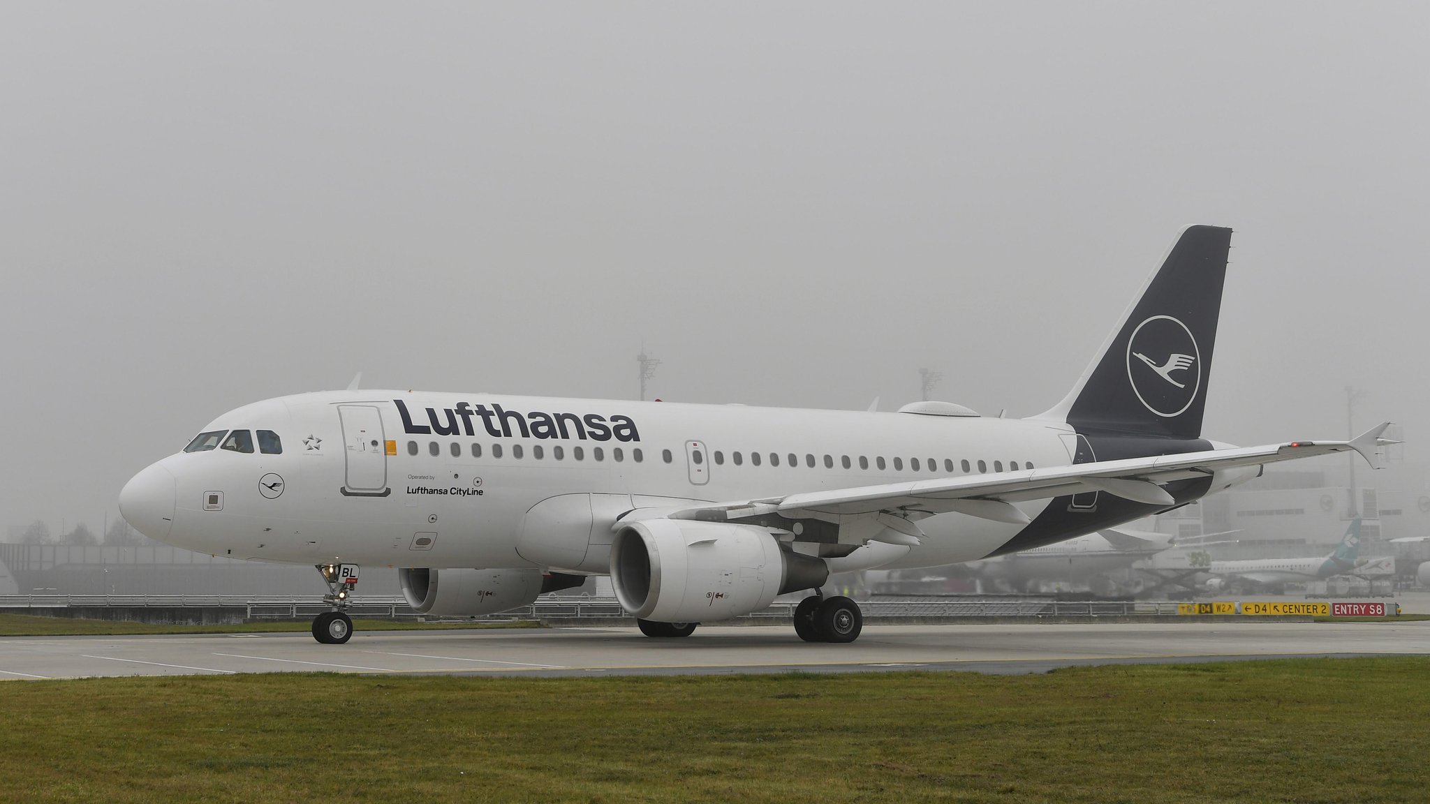 Eine Airbus-Maschine des Typs A320 der Lufthansa auf dem Rollfeld des Münchner Flughafens.